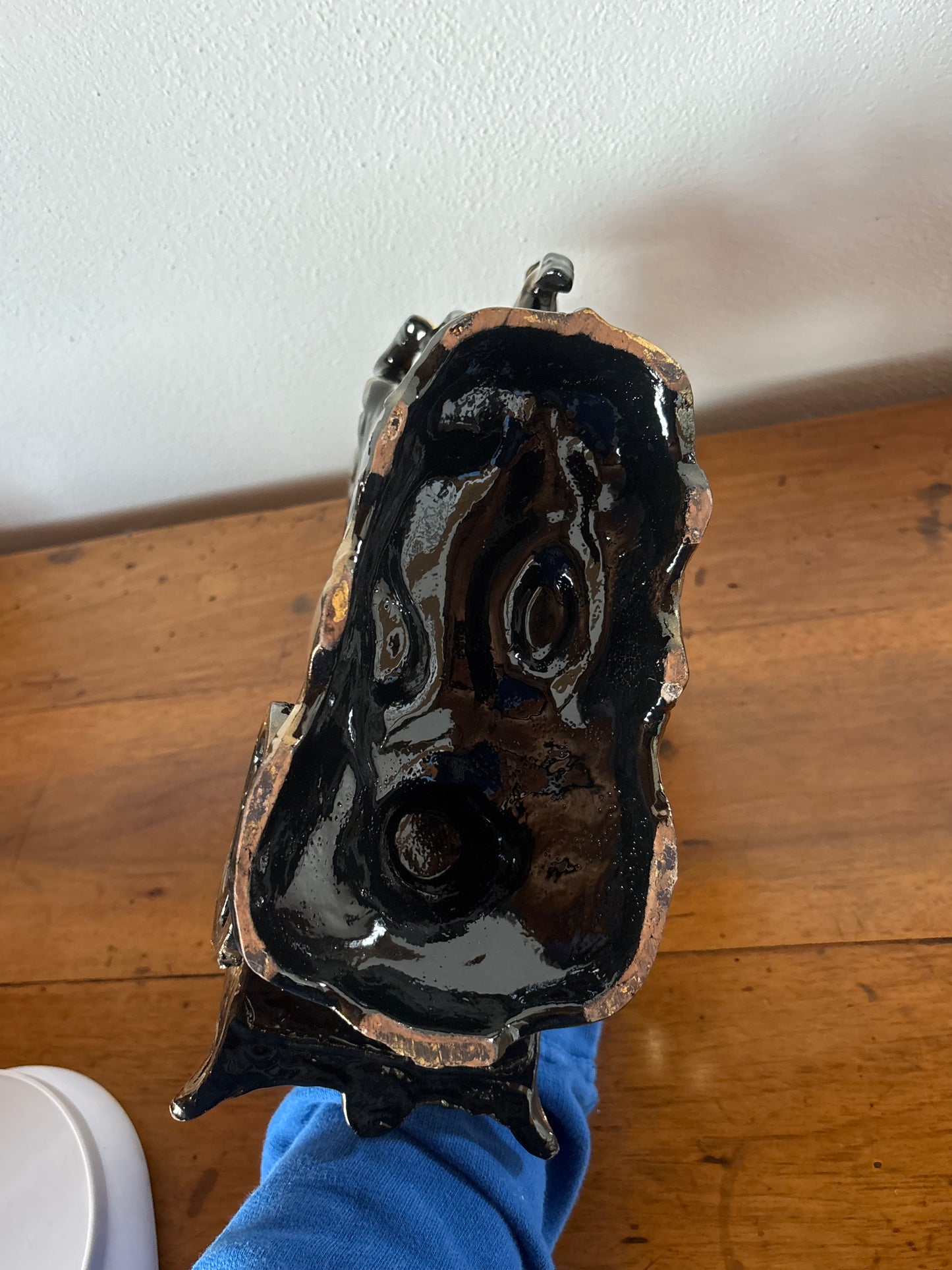 Orologio da tavolo in ceramica Anker anni ’40 – scena con cavalli rampanti, restaurato