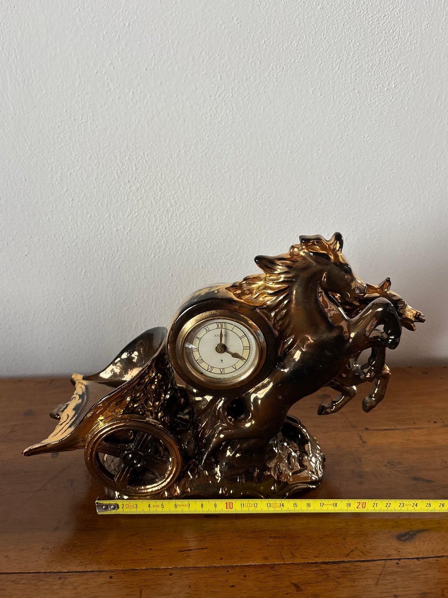 Orologio da tavolo in ceramica Anker anni ’40 – scena con cavalli rampanti, restaurato