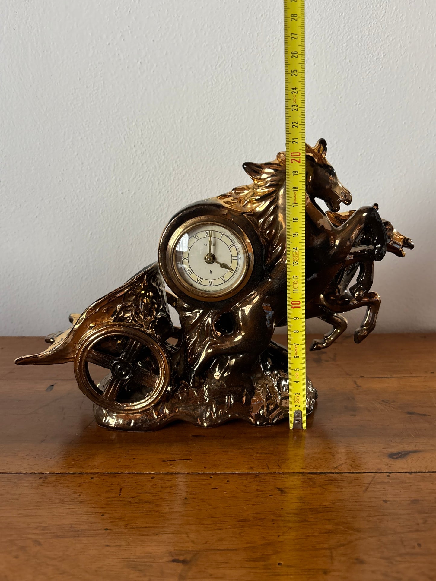 Orologio da tavolo in ceramica Anker anni ’40 – scena con cavalli rampanti, restaurato