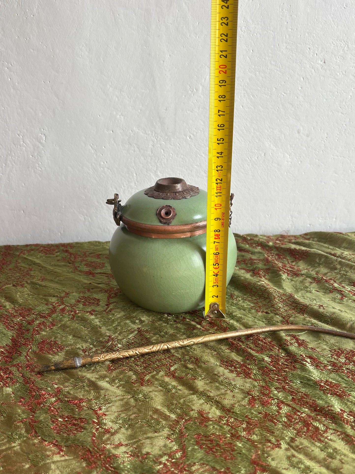 Pipa da oppio in ceramica e metallo con montature ornamentali