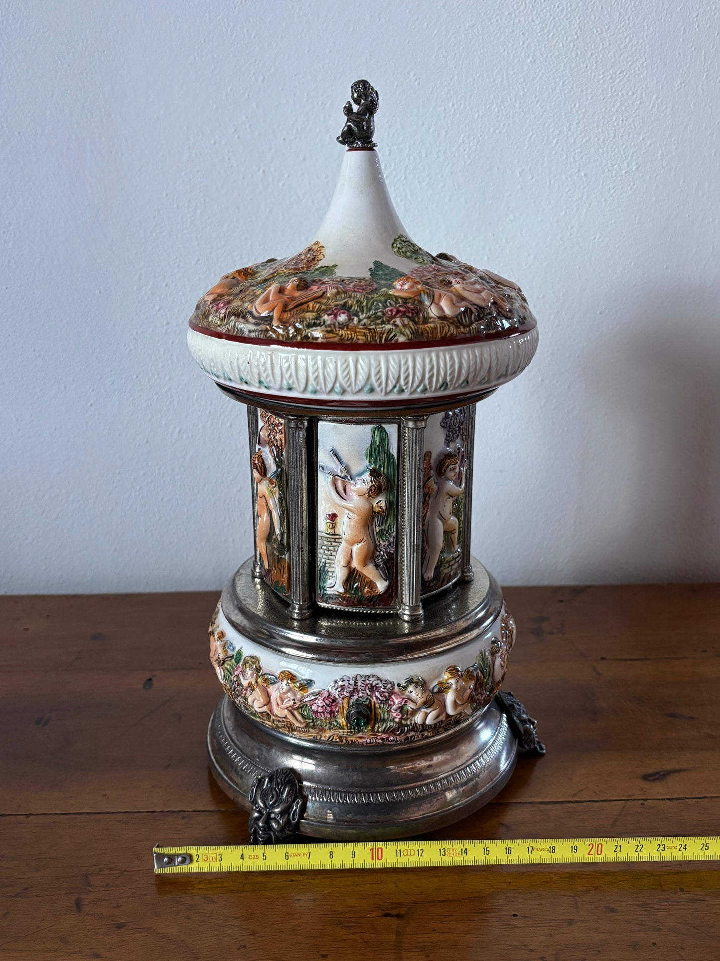 Capodimonte-style ceramic cigarette dispenser, working and in excellent condition