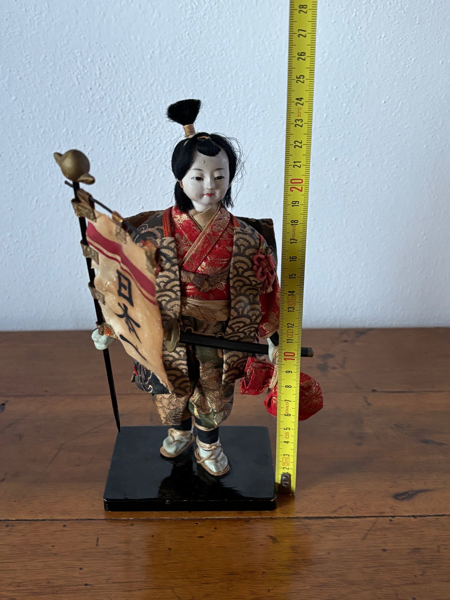 Statuina decorativa di donna samurai con stendardo, restaurata