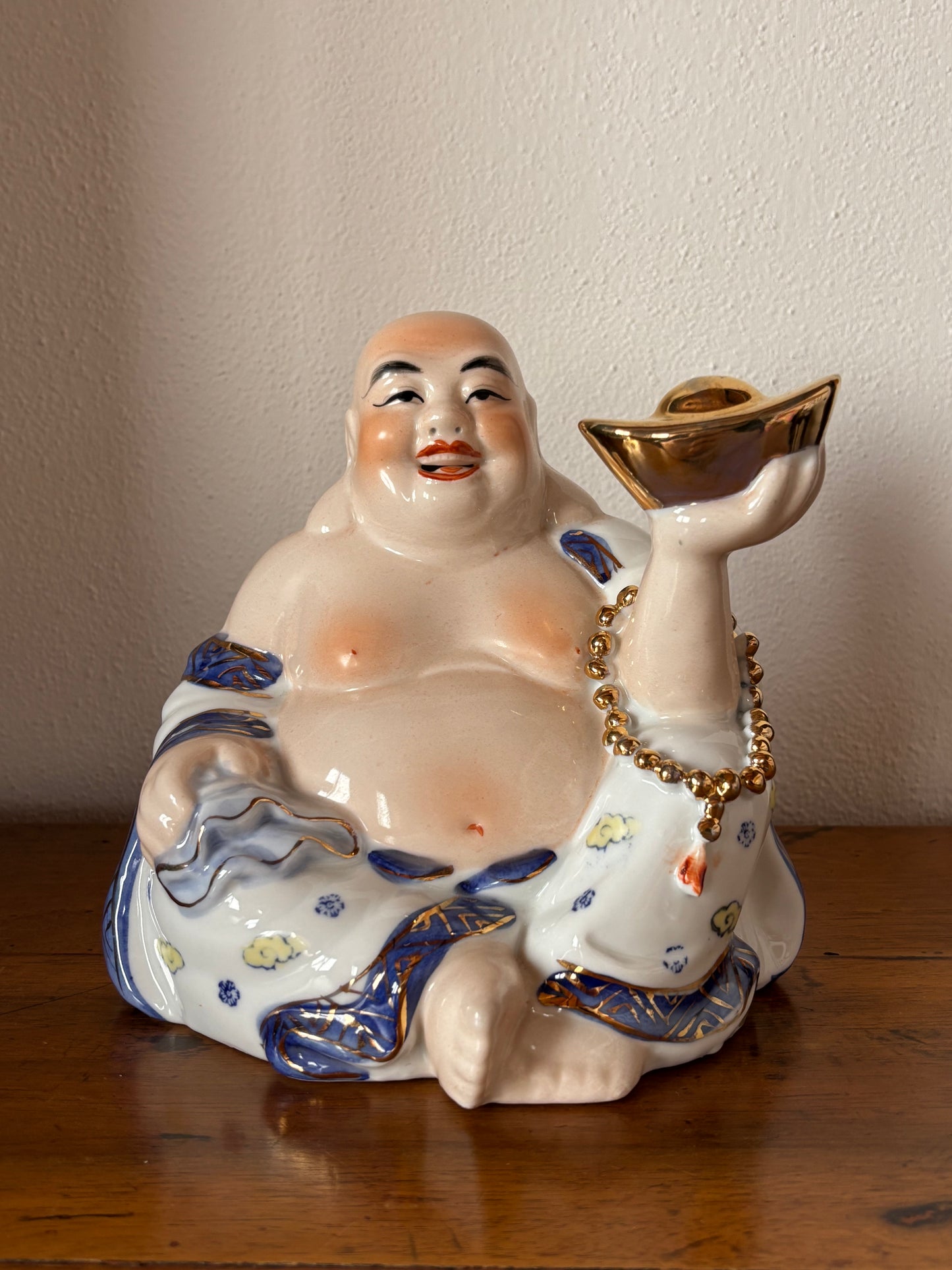 Vintage-Keramik-Buddha mit goldener Sycee – Symbol des Wohlstands
