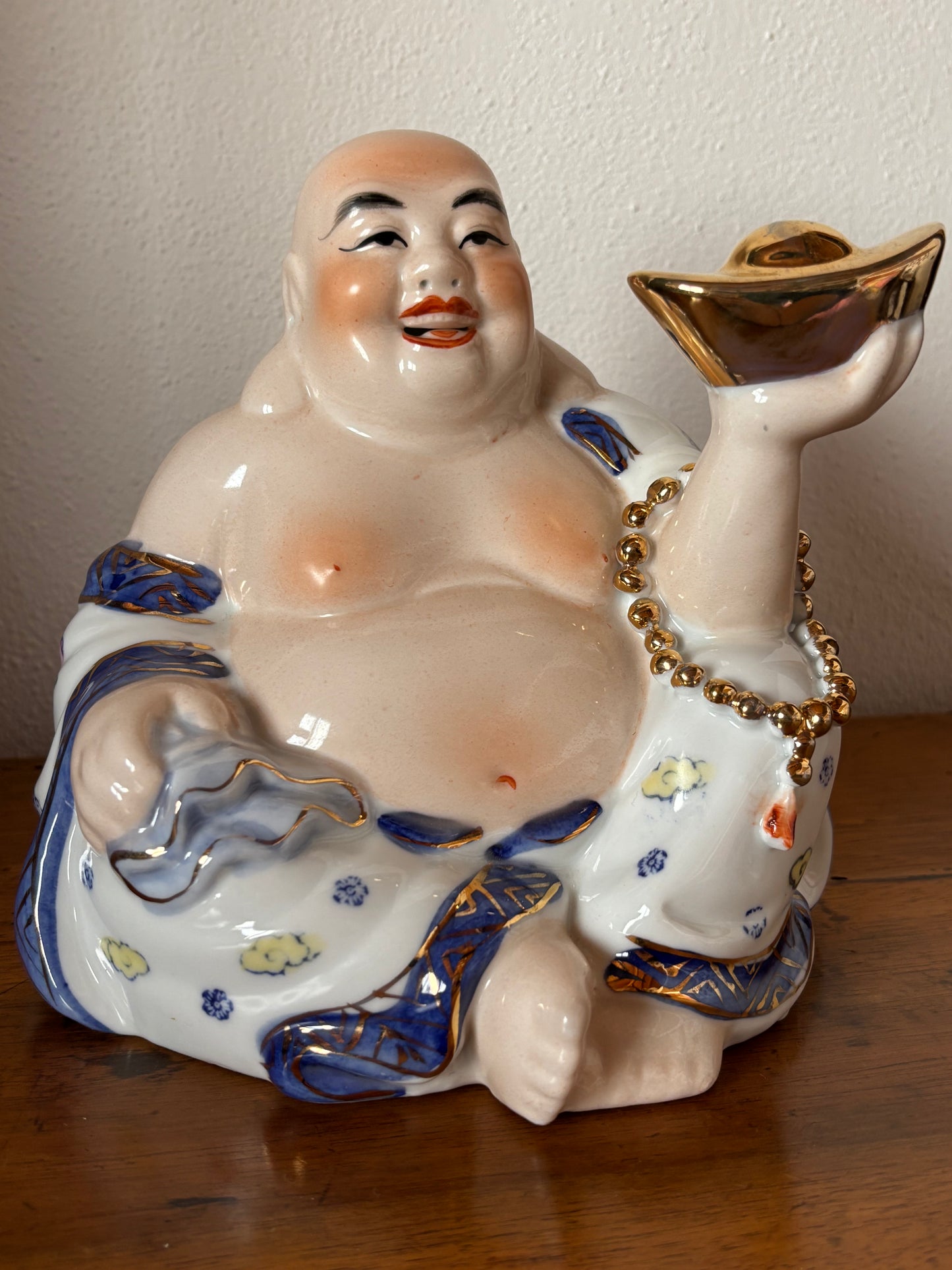Vintage-Keramik-Buddha mit goldener Sycee – Symbol des Wohlstands