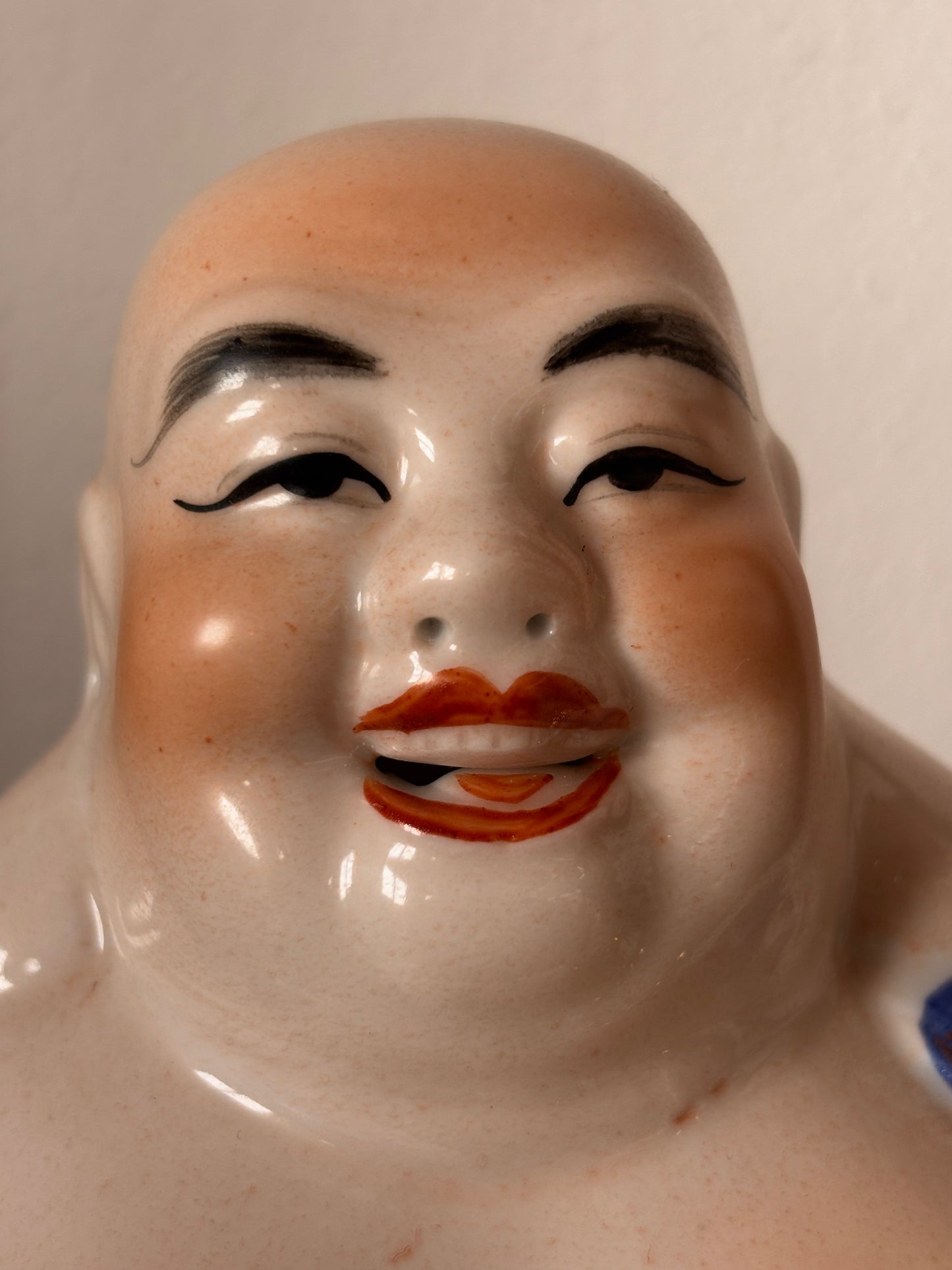 Vintage-Keramik-Buddha mit goldener Sycee – Symbol des Wohlstands