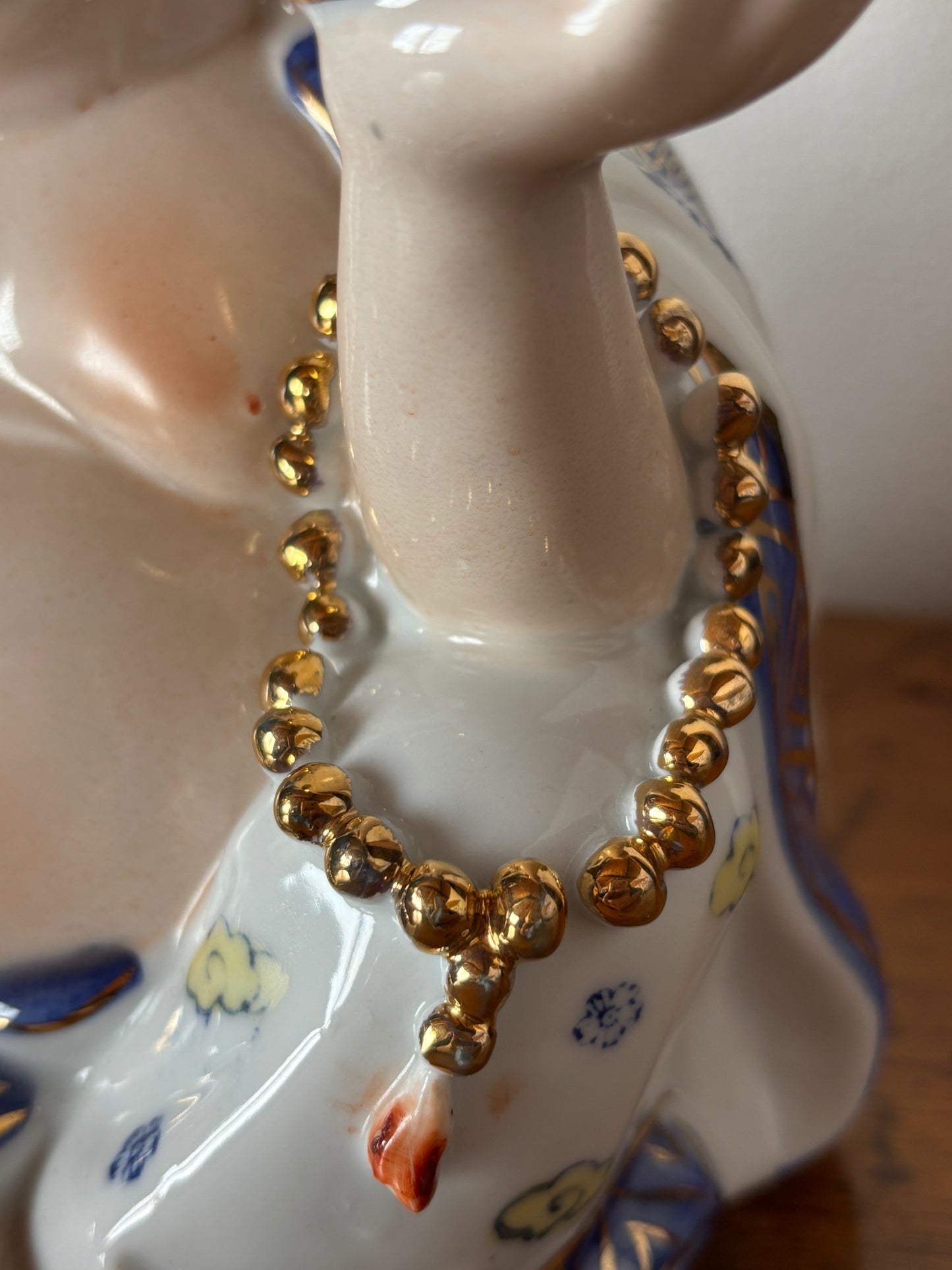 Vintage-Keramik-Buddha mit goldener Sycee – Symbol des Wohlstands