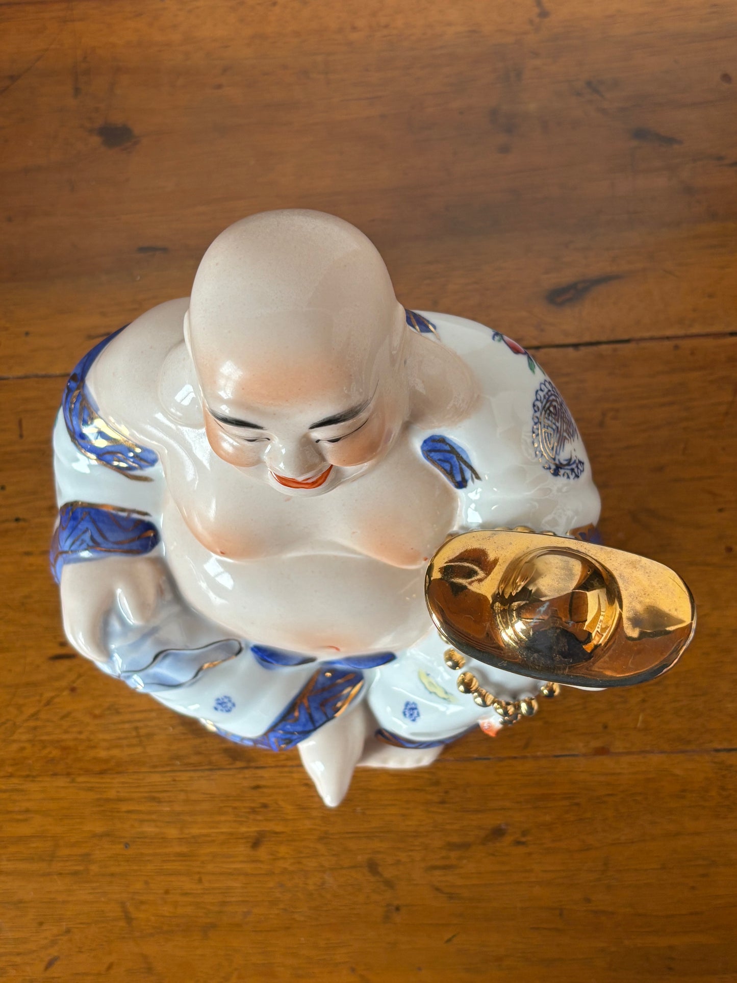 Vintage-Keramik-Buddha mit goldener Sycee – Symbol des Wohlstands