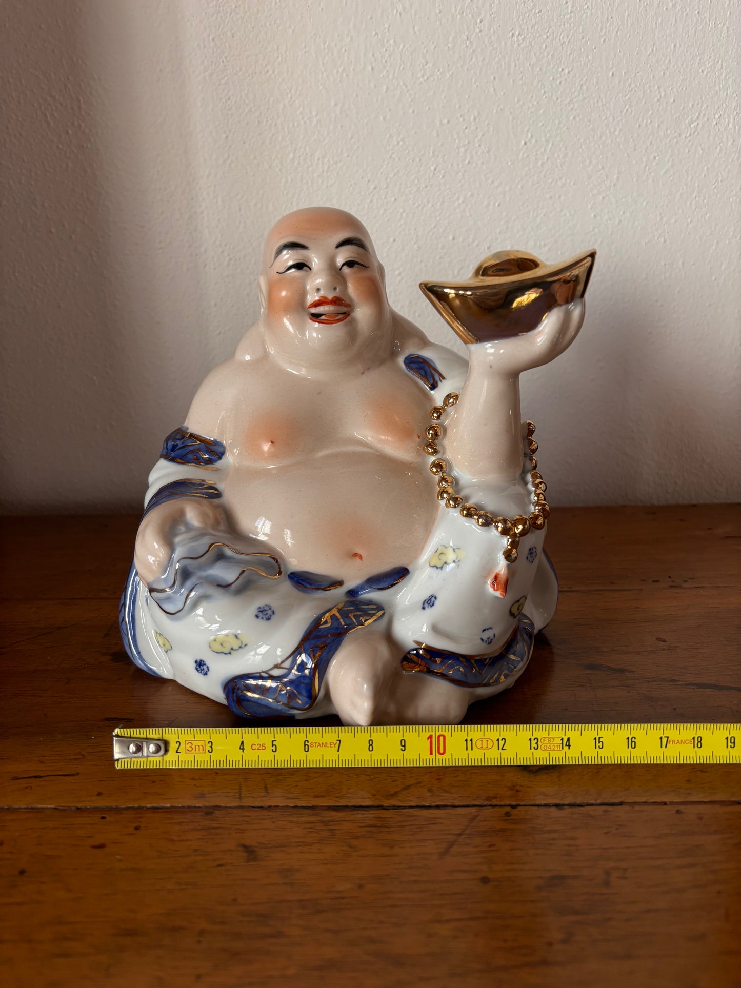 Vintage-Keramik-Buddha mit goldener Sycee – Symbol des Wohlstands