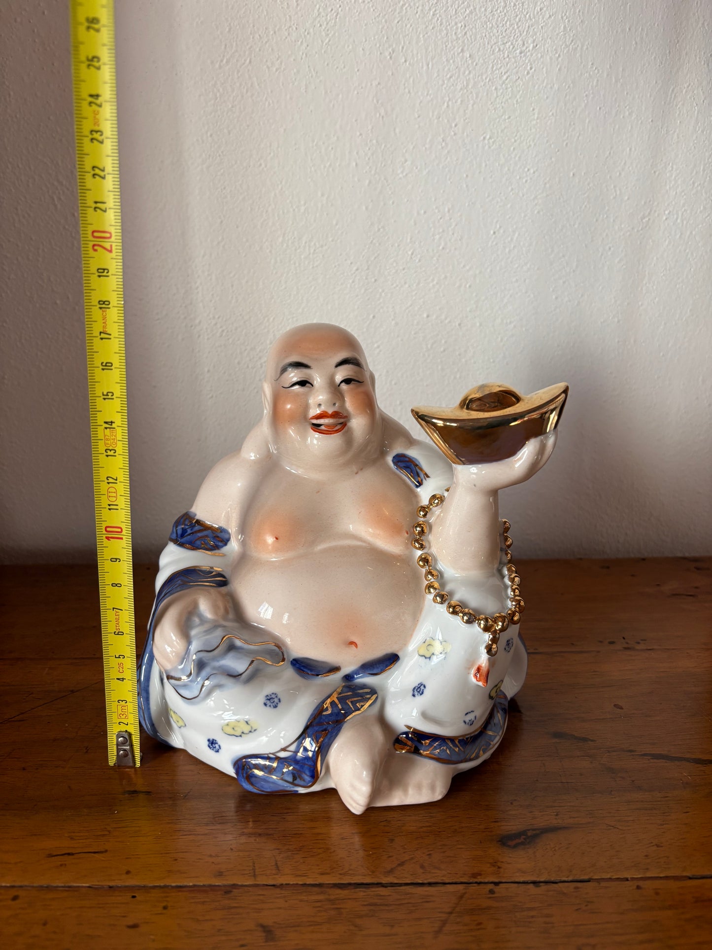 Vintage-Keramik-Buddha mit goldener Sycee – Symbol des Wohlstands