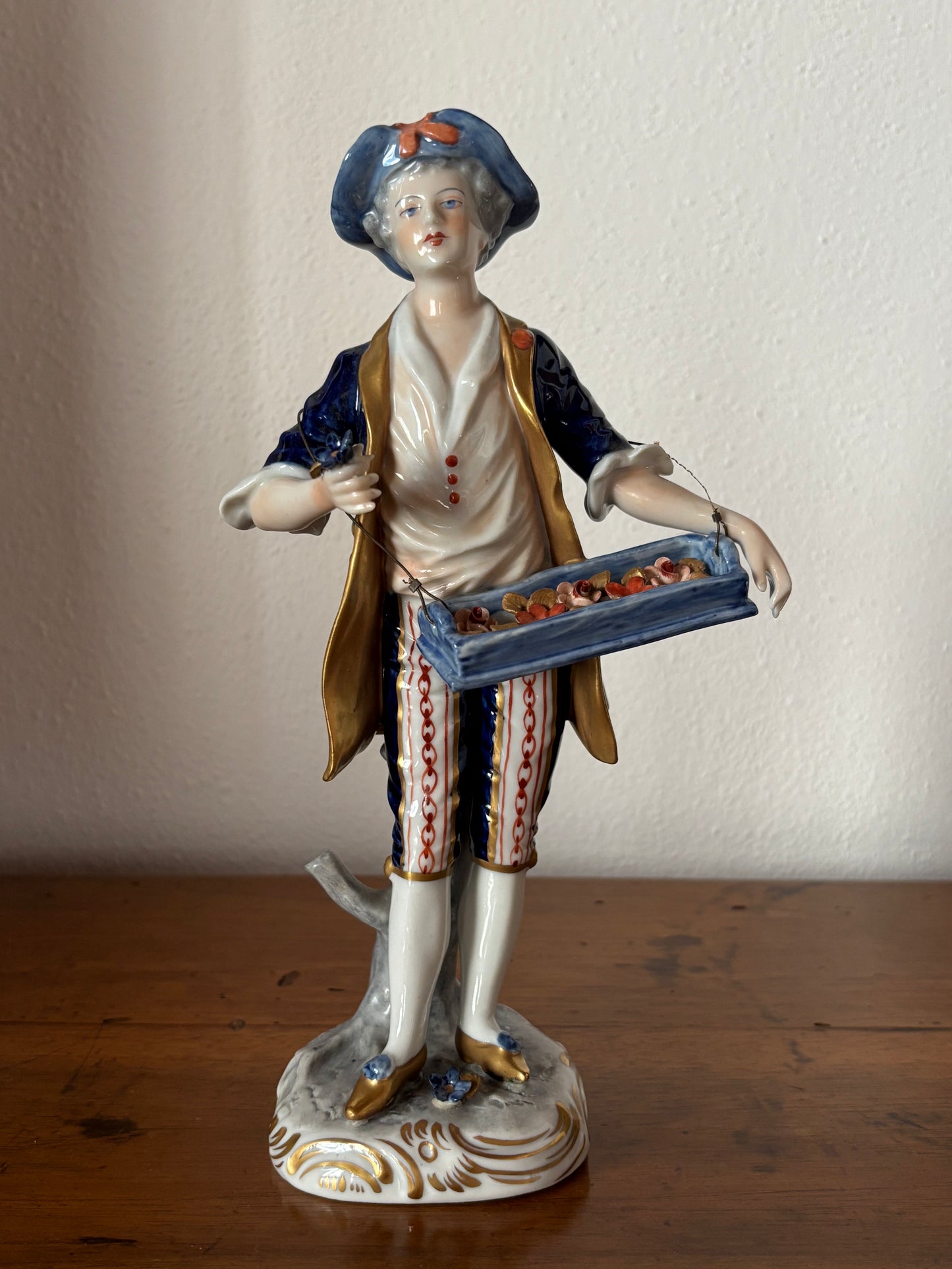 Elegante figurina in ceramica Volkstedt
