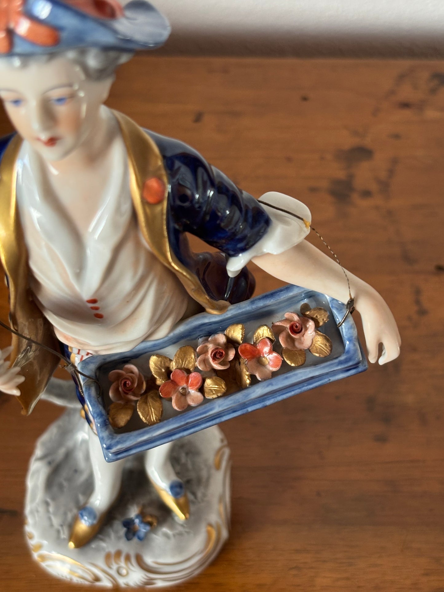 Elegante figurina in ceramica Volkstedt