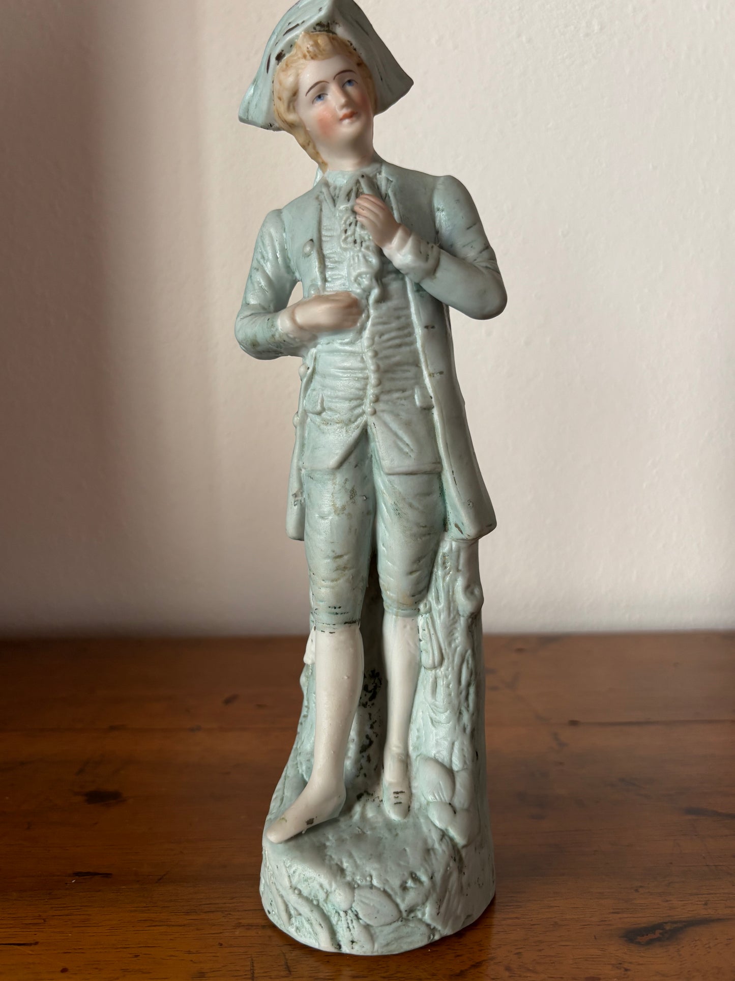 Statuetta in Porcellana Biscuit – Gentiluomo in Abiti d'Epoca