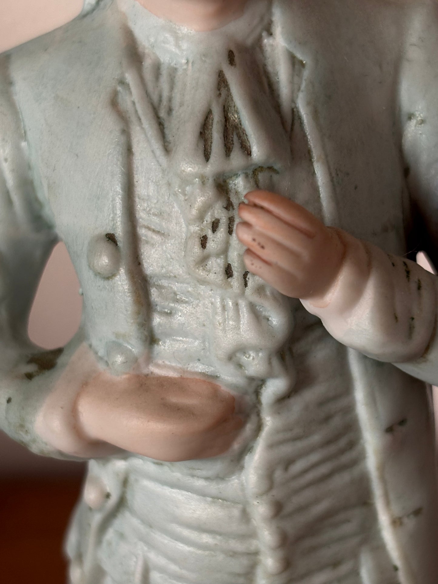 Statuetta in Porcellana Biscuit – Gentiluomo in Abiti d'Epoca
