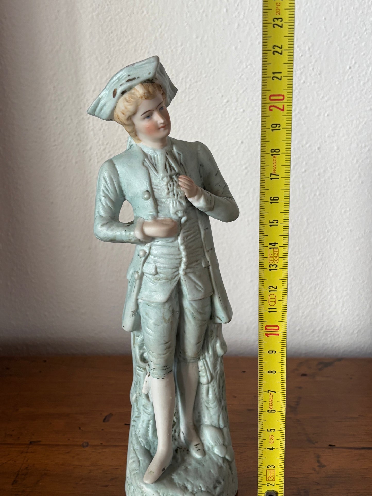 Statuetta in Porcellana Biscuit – Gentiluomo in Abiti d'Epoca