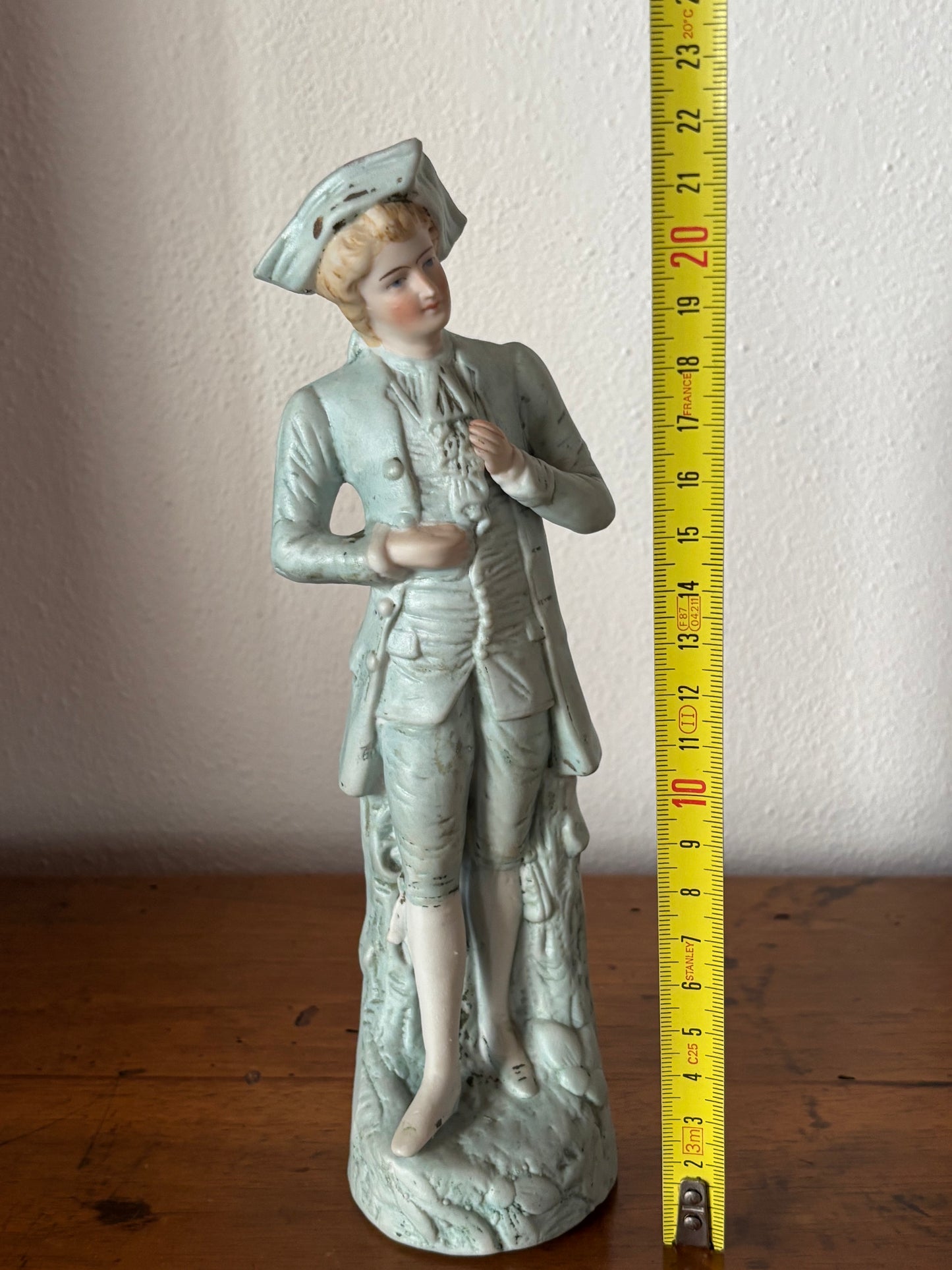 Statuetta in Porcellana Biscuit – Gentiluomo in Abiti d'Epoca