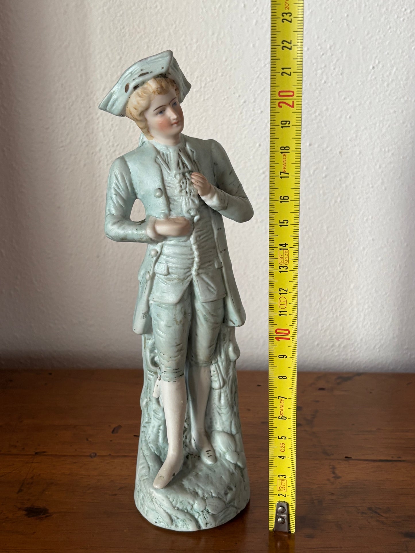 Statuetta in Porcellana Biscuit – Gentiluomo in Abiti d'Epoca