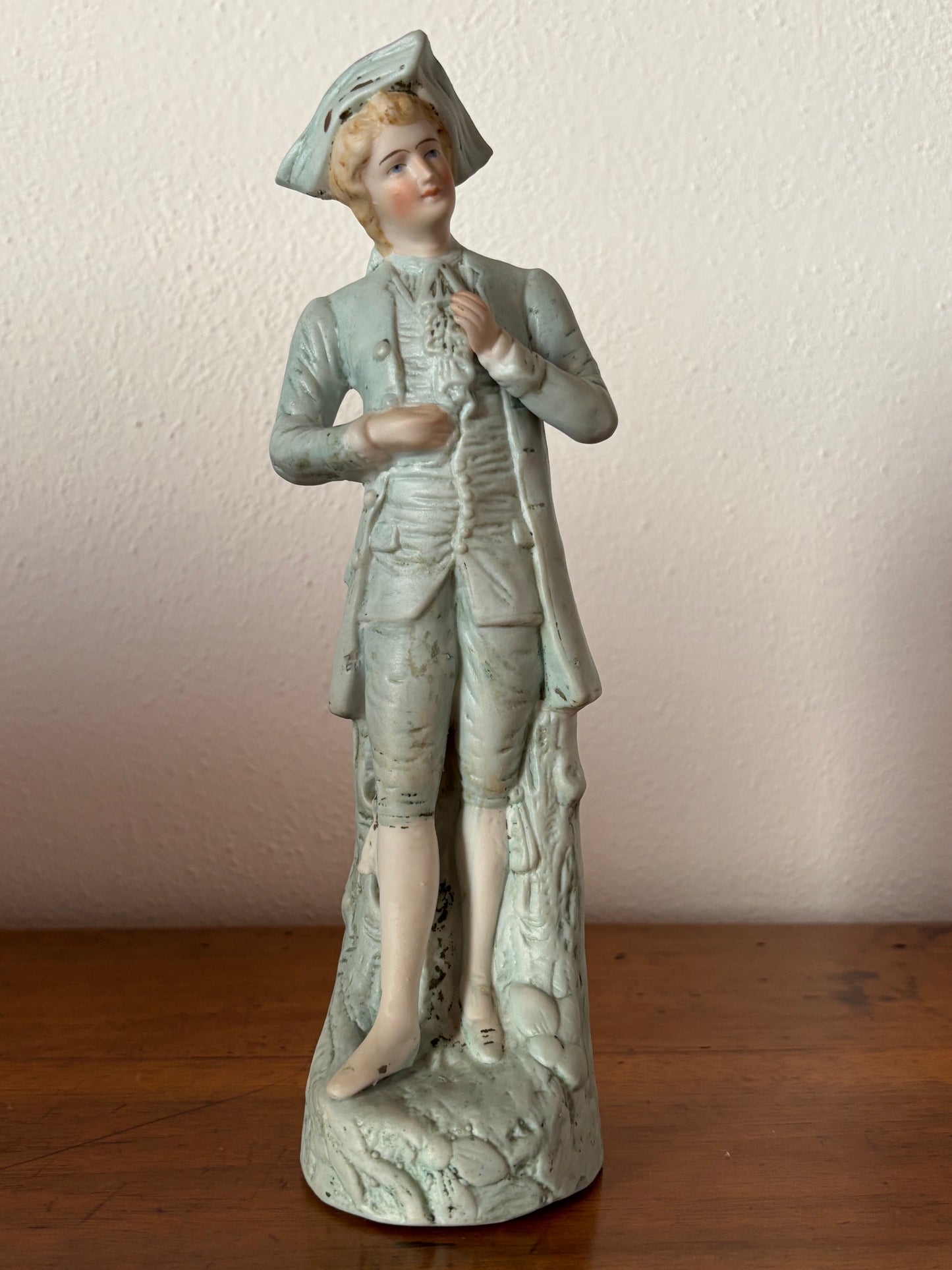 Statuetta in Porcellana Biscuit – Gentiluomo in Abiti d'Epoca