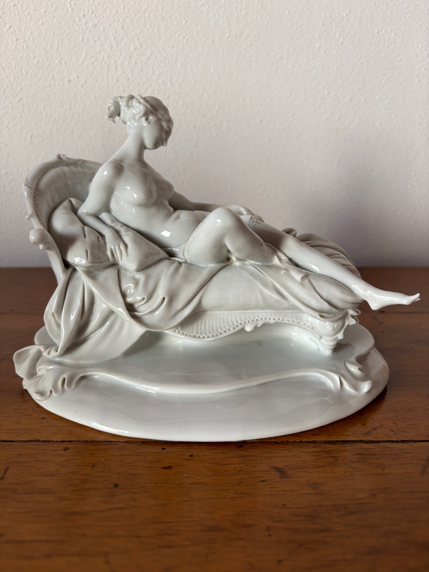 Statuetta Liberty in Ceramica – Grazia Eterea e Fascino Senza Tempo