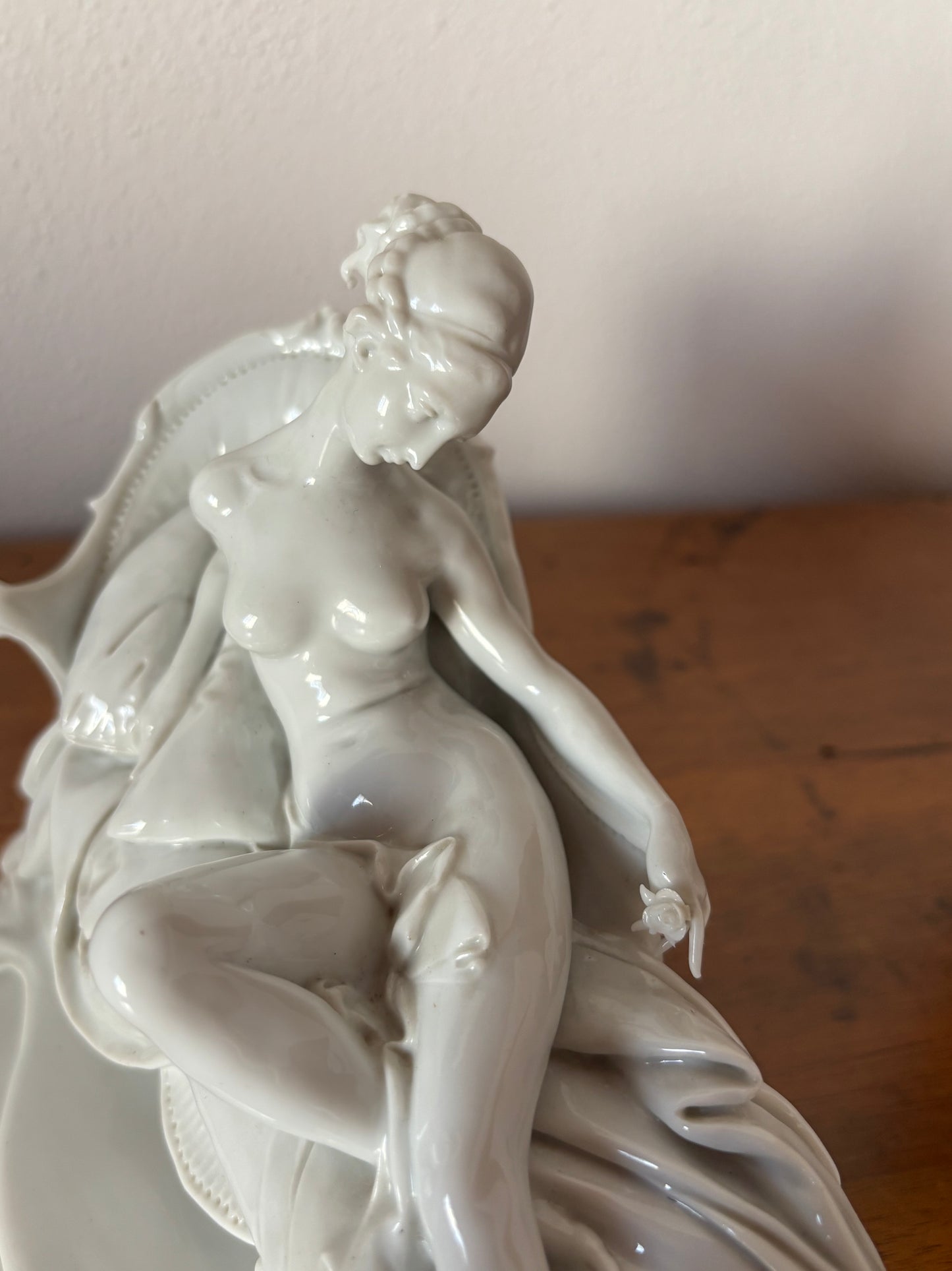 Statuetta Liberty in Ceramica – Grazia Eterea e Fascino Senza Tempo