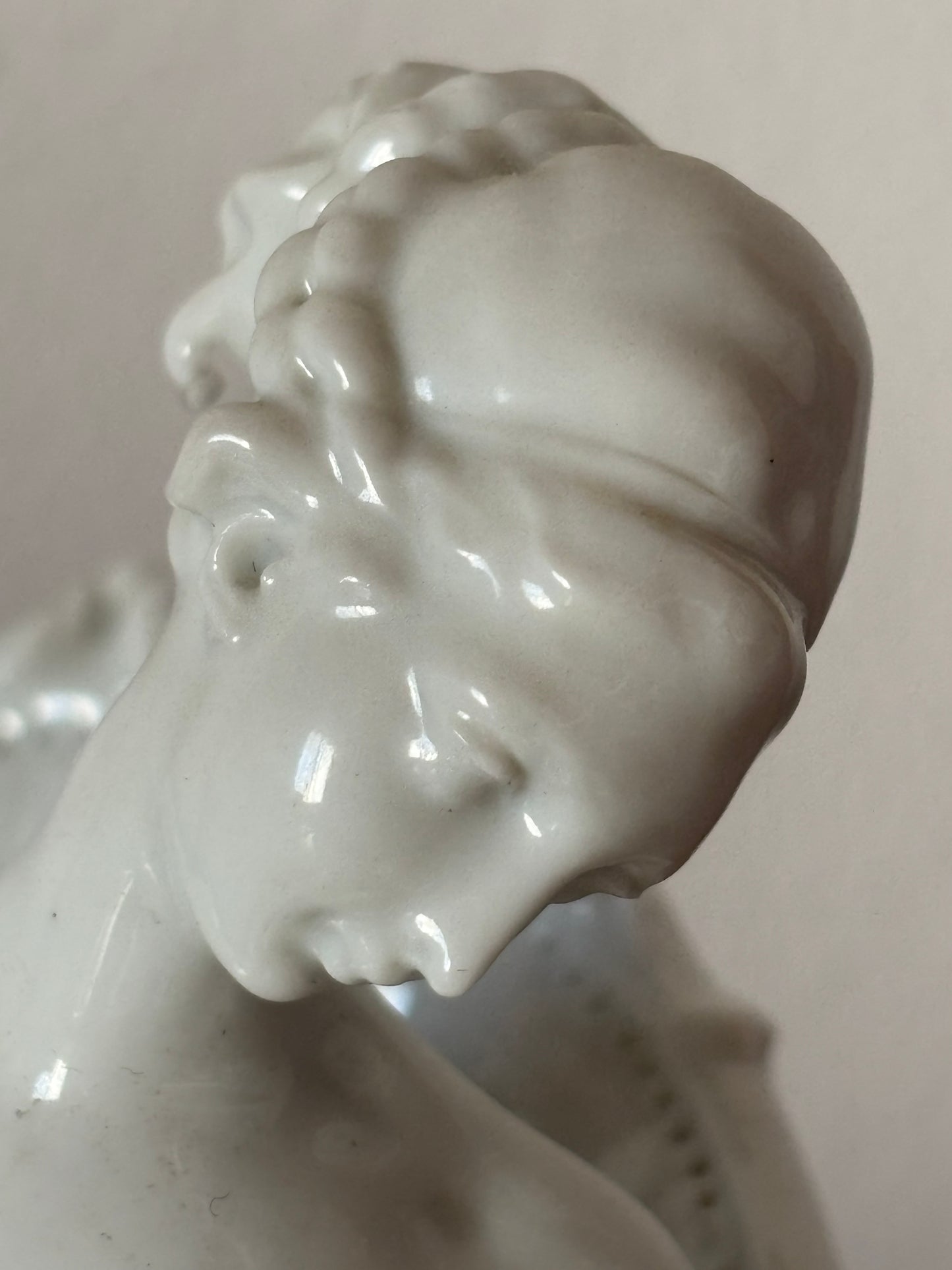 Statuetta Liberty in Ceramica – Grazia Eterea e Fascino Senza Tempo