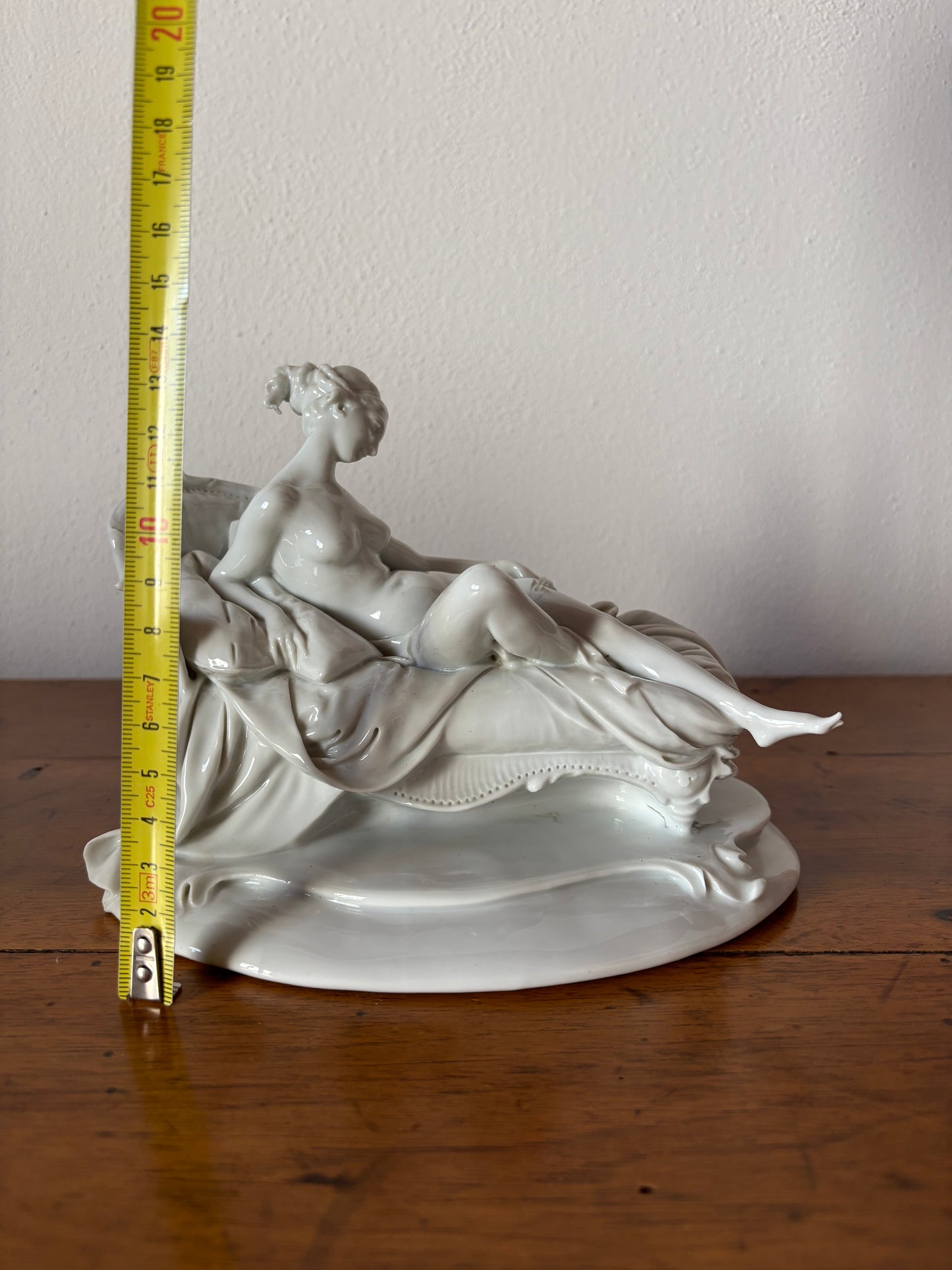 Jugendstil-Keramikfigur – Ätherische Anmut und zeitloser Charme