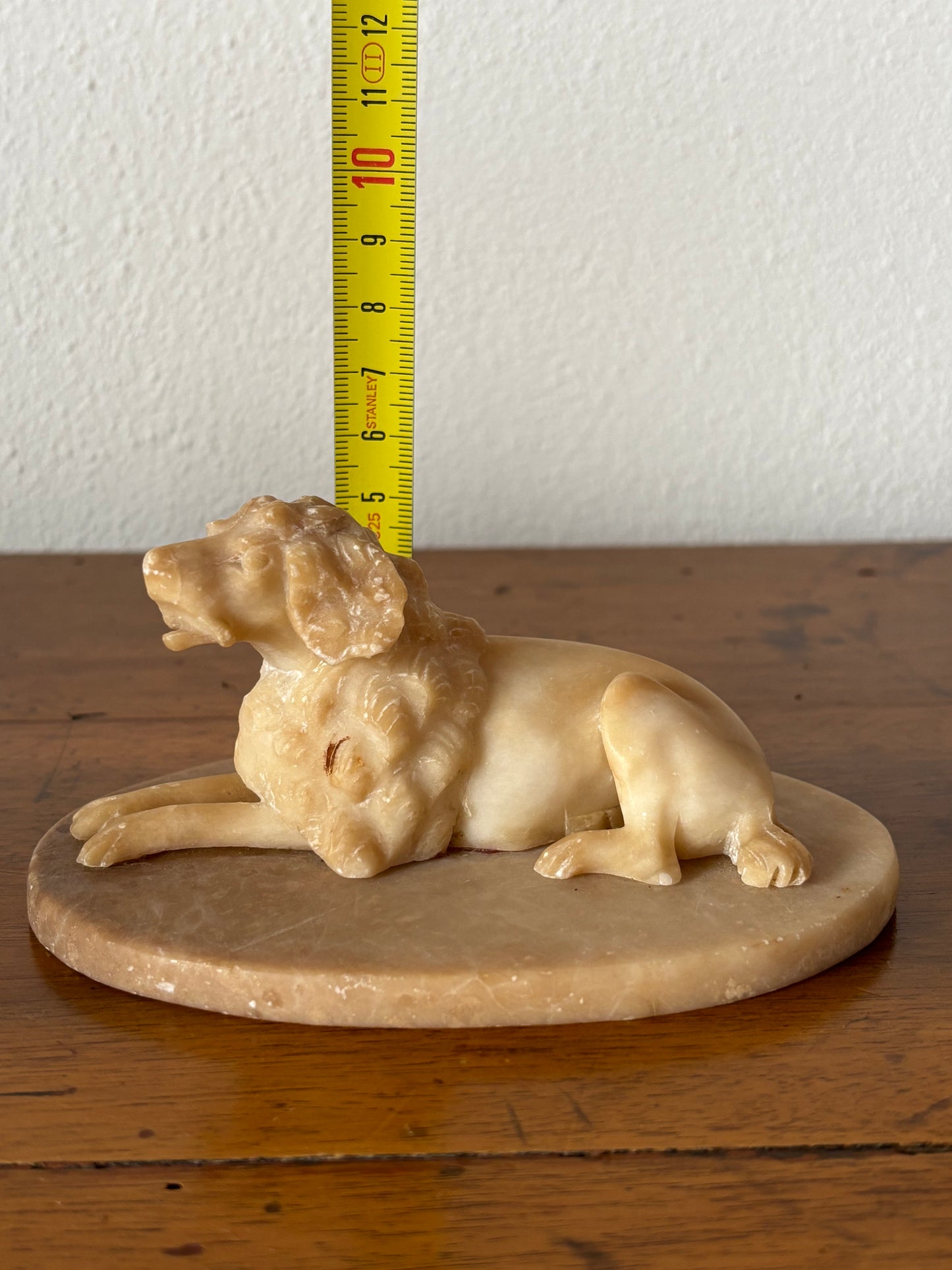 Tierfigur aus Alabaster mit Marmorsockel – Jagdhund