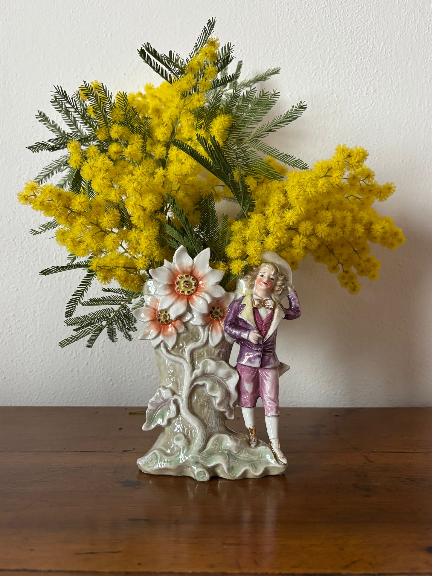 Vasetto Decorativo in Ceramica Lucida con Figura e Fiore – XX Secolo