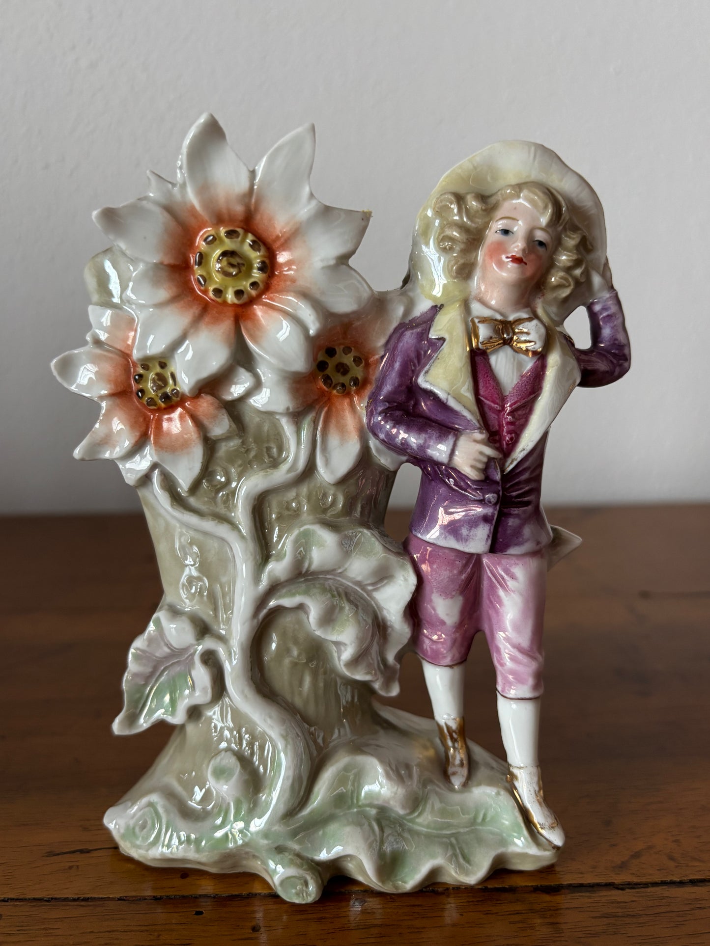 Vasetto Decorativo in Ceramica Lucida con Figura e Fiore – XX Secolo