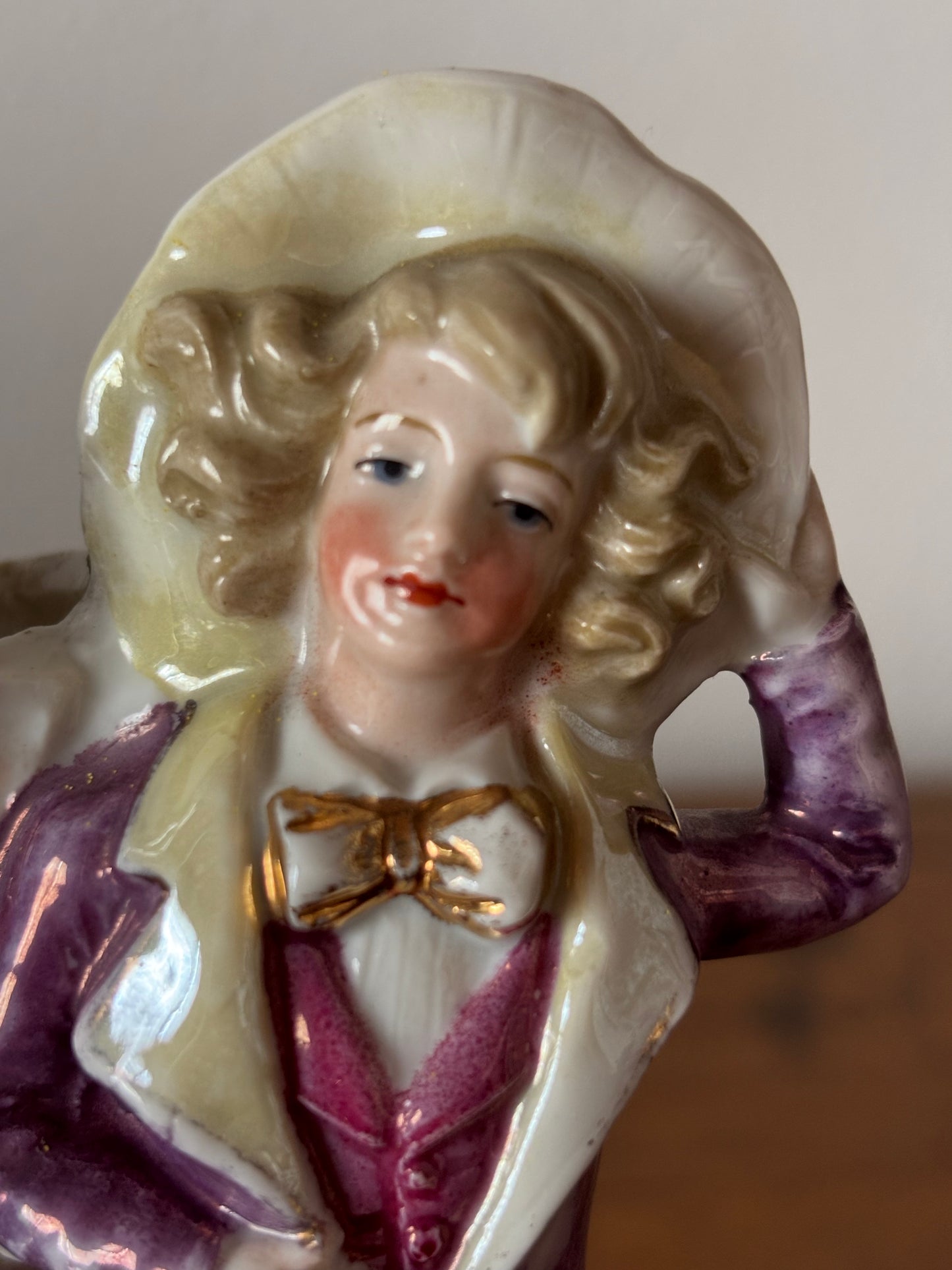 Vasetto Decorativo in Ceramica Lucida con Figura e Fiore – XX Secolo