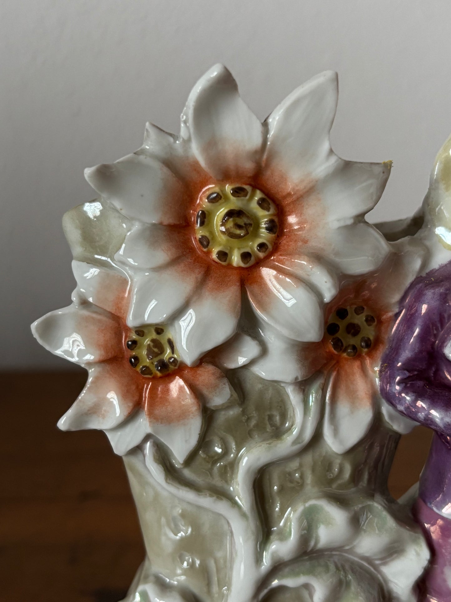 Vasetto Decorativo in Ceramica Lucida con Figura e Fiore – XX Secolo