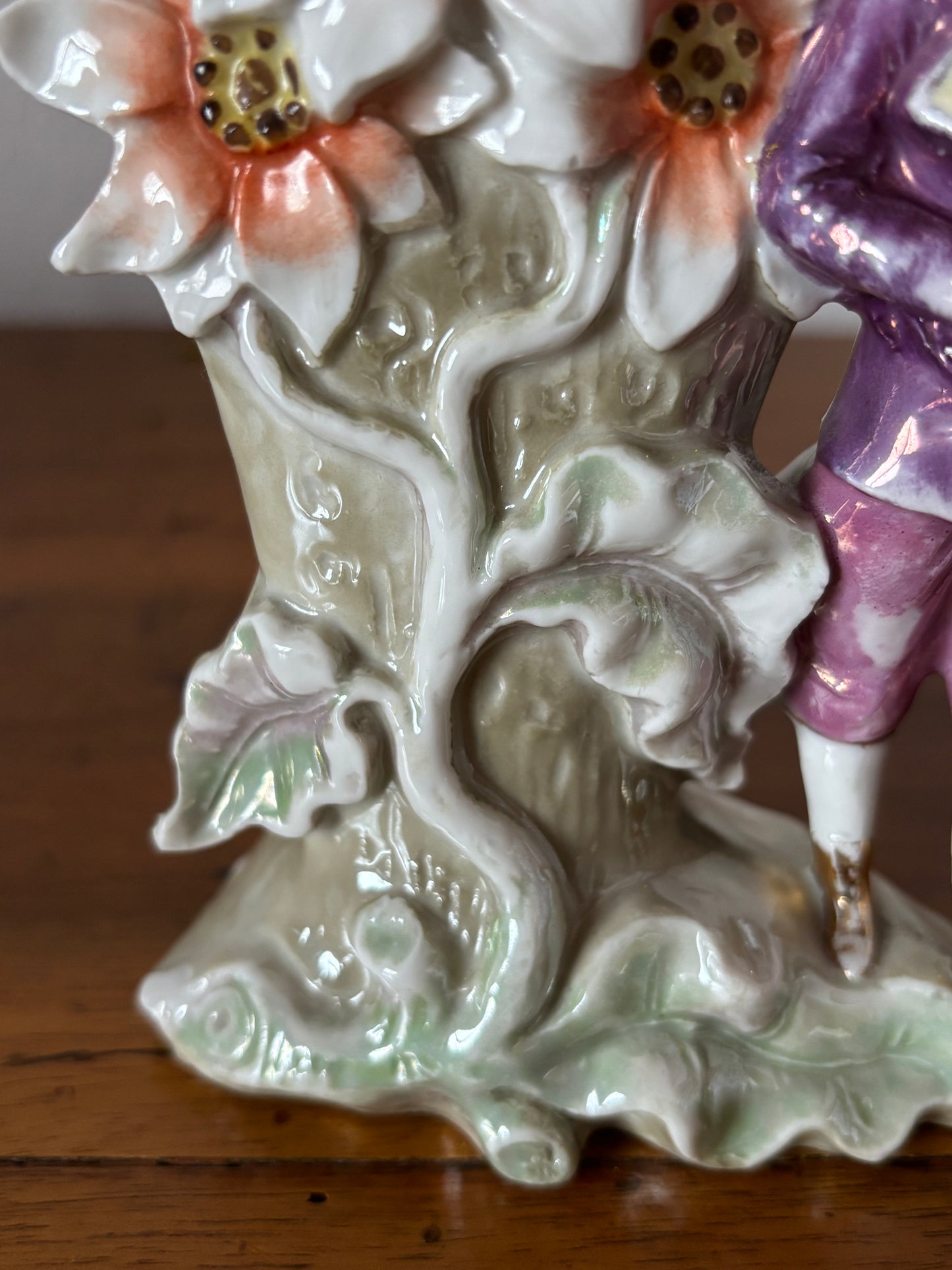 Vasetto Decorativo in Ceramica Lucida con Figura e Fiore – XX Secolo