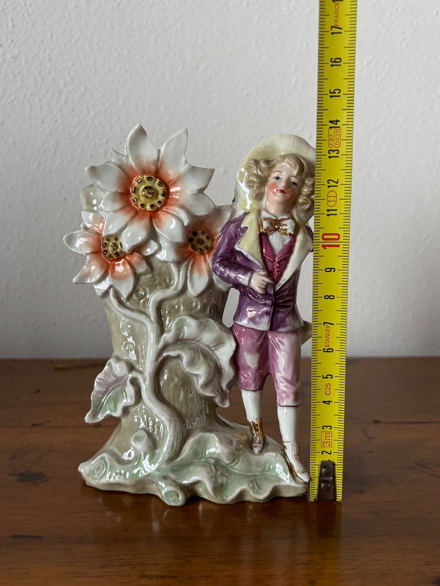 Vasetto Decorativo in Ceramica Lucida con Figura e Fiore – XX Secolo