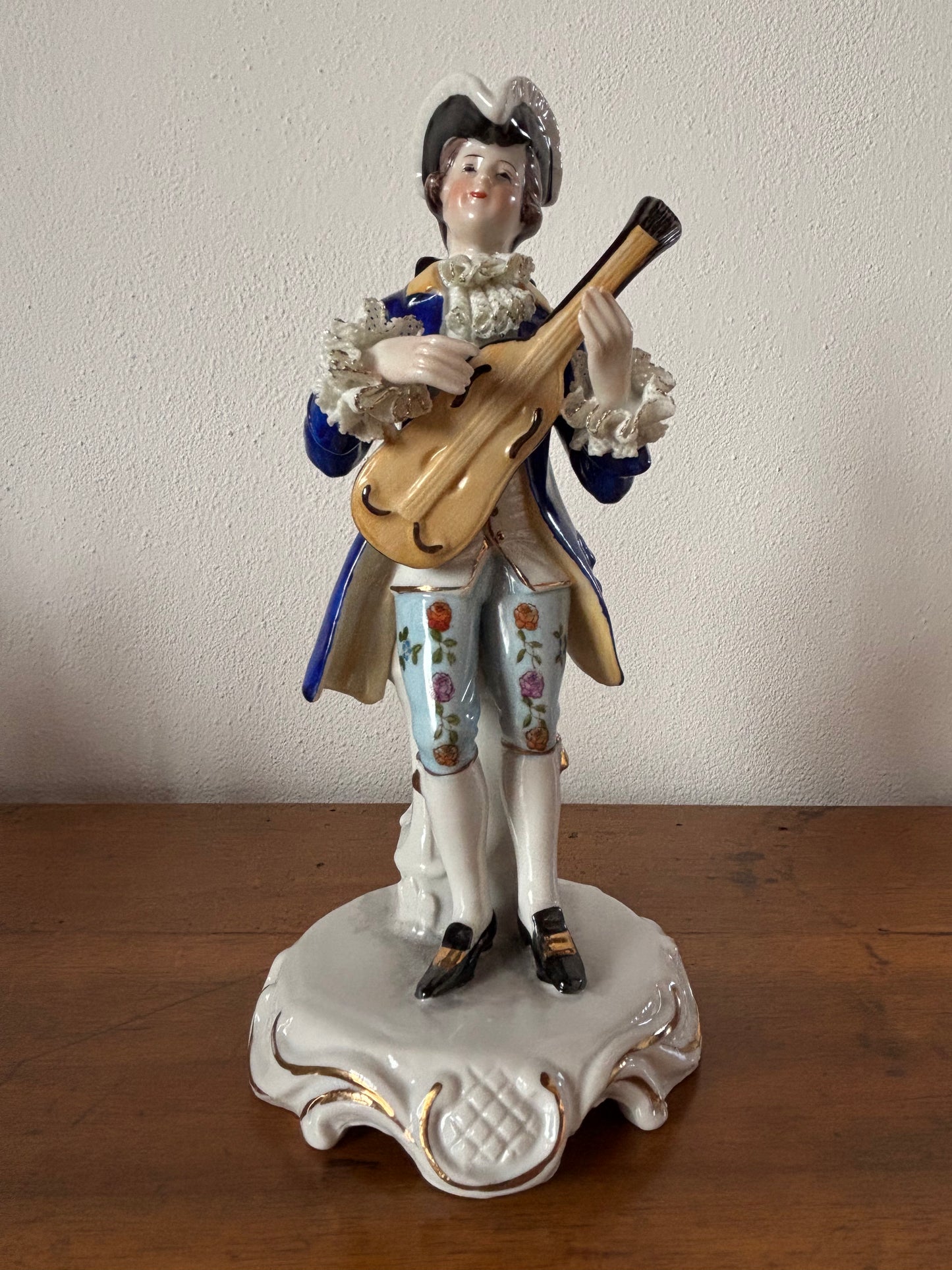 Keramikfigur eines Musikers – Eine Harmonie aus Kunst und Eleganz