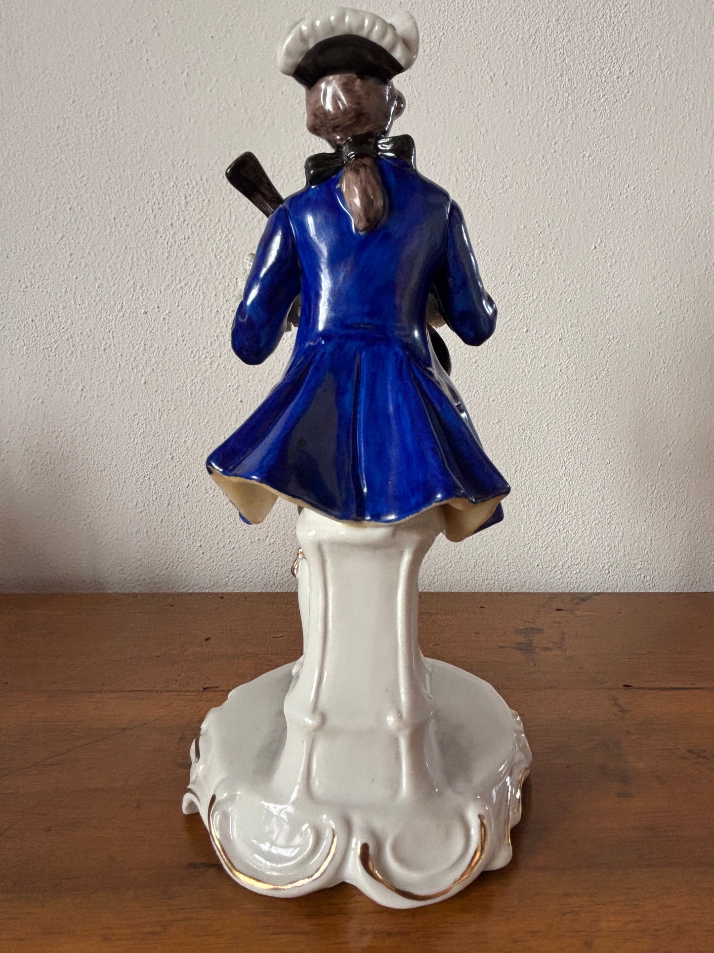 Keramikfigur eines Musikers – Eine Harmonie aus Kunst und Eleganz