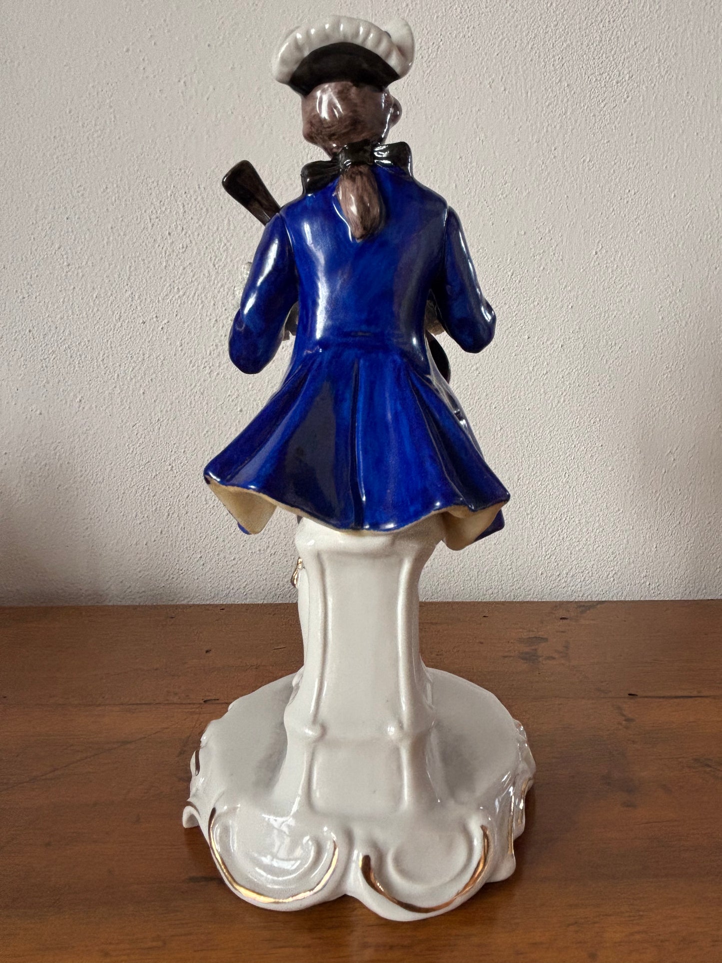 Keramikfigur eines Musikers – Eine Harmonie aus Kunst und Eleganz