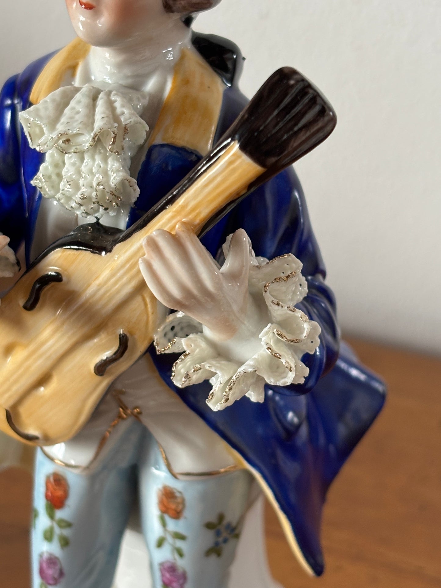 Keramikfigur eines Musikers – Eine Harmonie aus Kunst und Eleganz