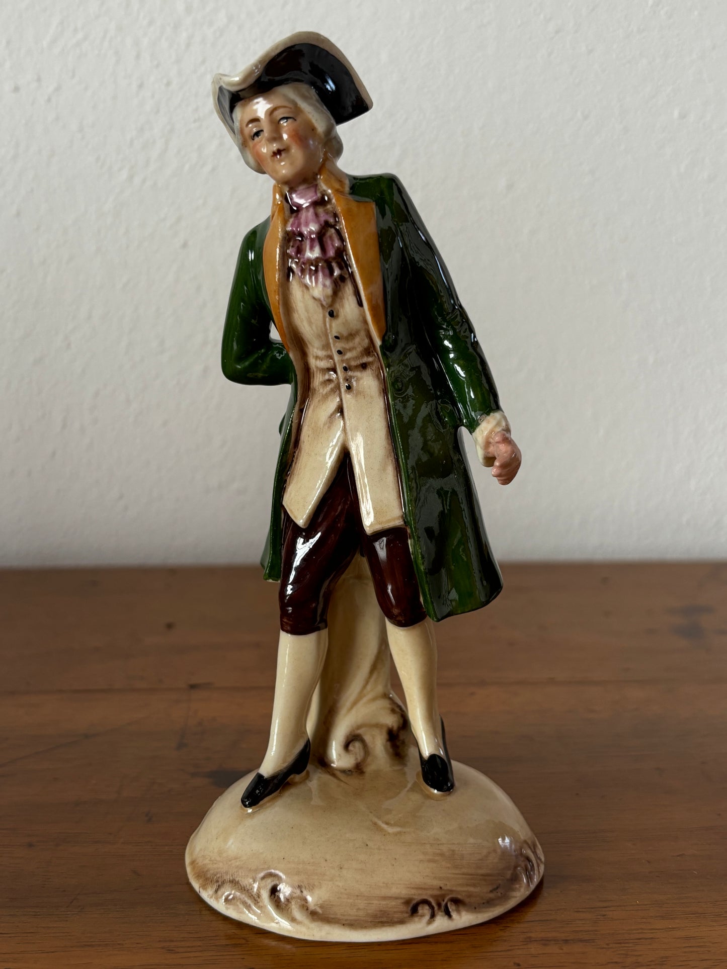 Statuetta in Ceramica del XX Secolo – Eleganza Vintage e Storia da Collezione