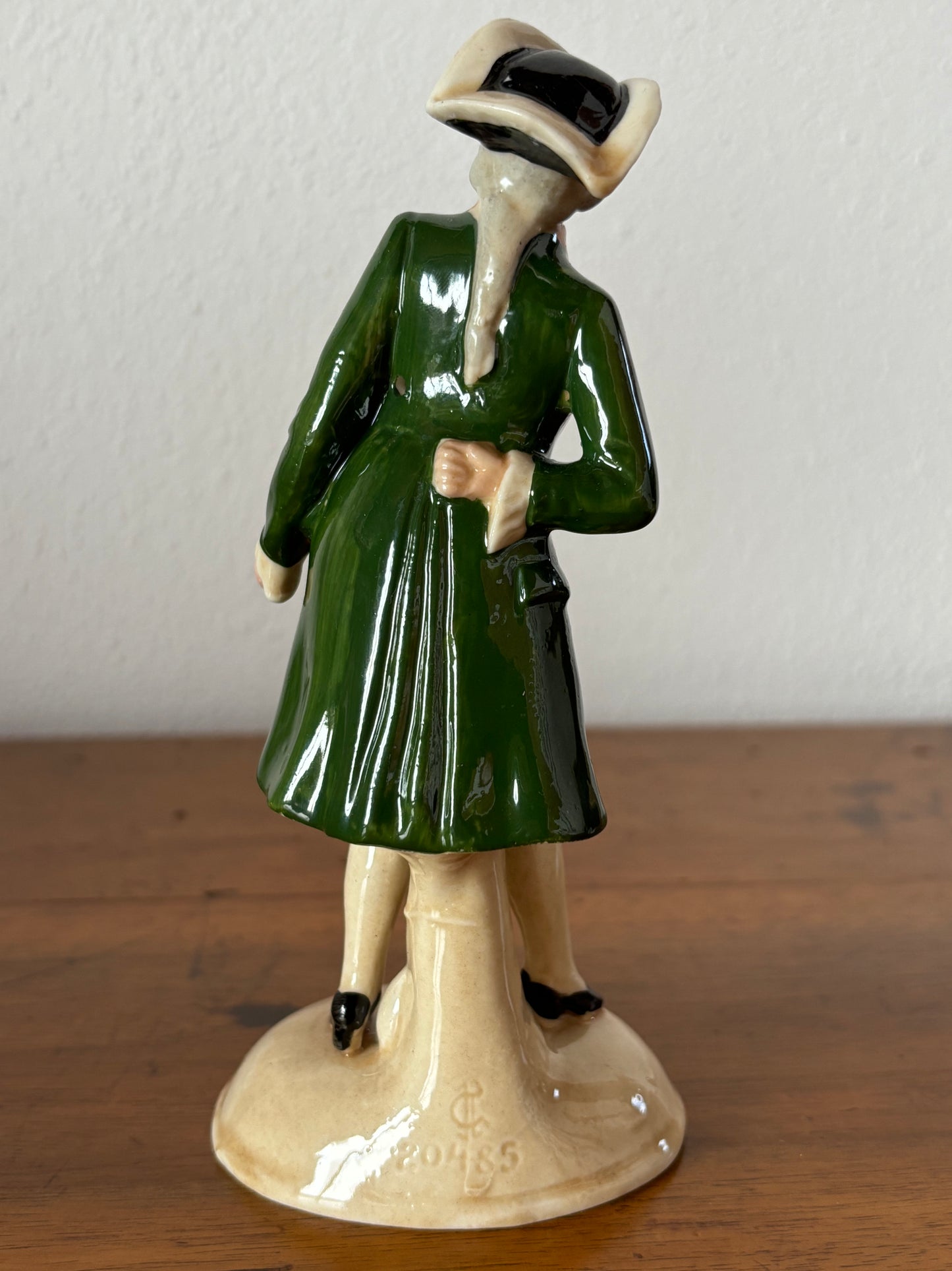 Statuetta in Ceramica del XX Secolo – Eleganza Vintage e Storia da Collezione