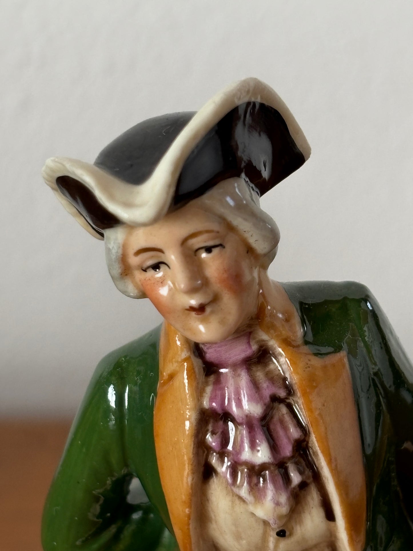 Statuetta in Ceramica del XX Secolo – Eleganza Vintage e Storia da Collezione