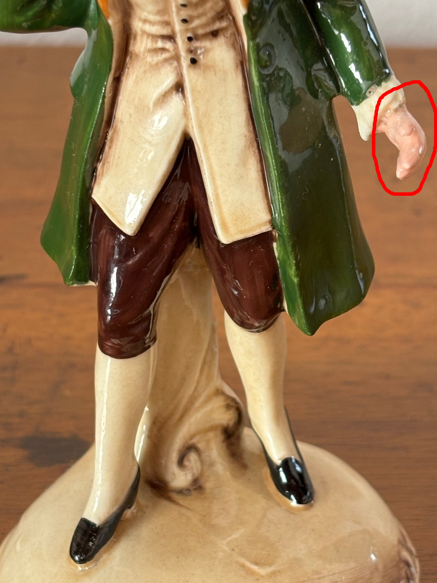 Statuetta in Ceramica del XX Secolo – Eleganza Vintage e Storia da Collezione