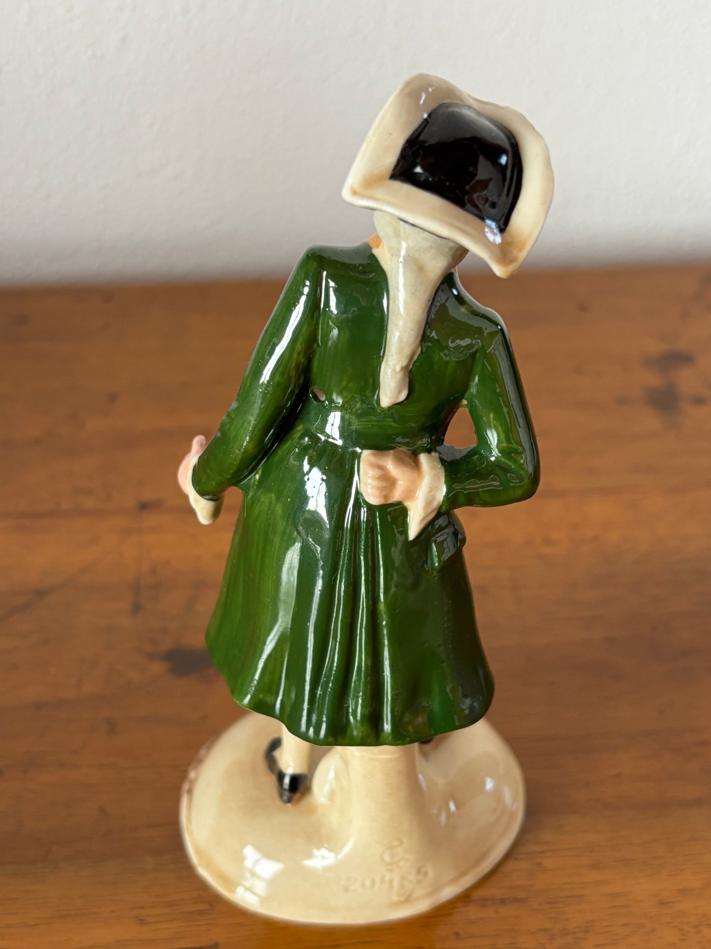 Statuetta in Ceramica del XX Secolo – Eleganza Vintage e Storia da Collezione