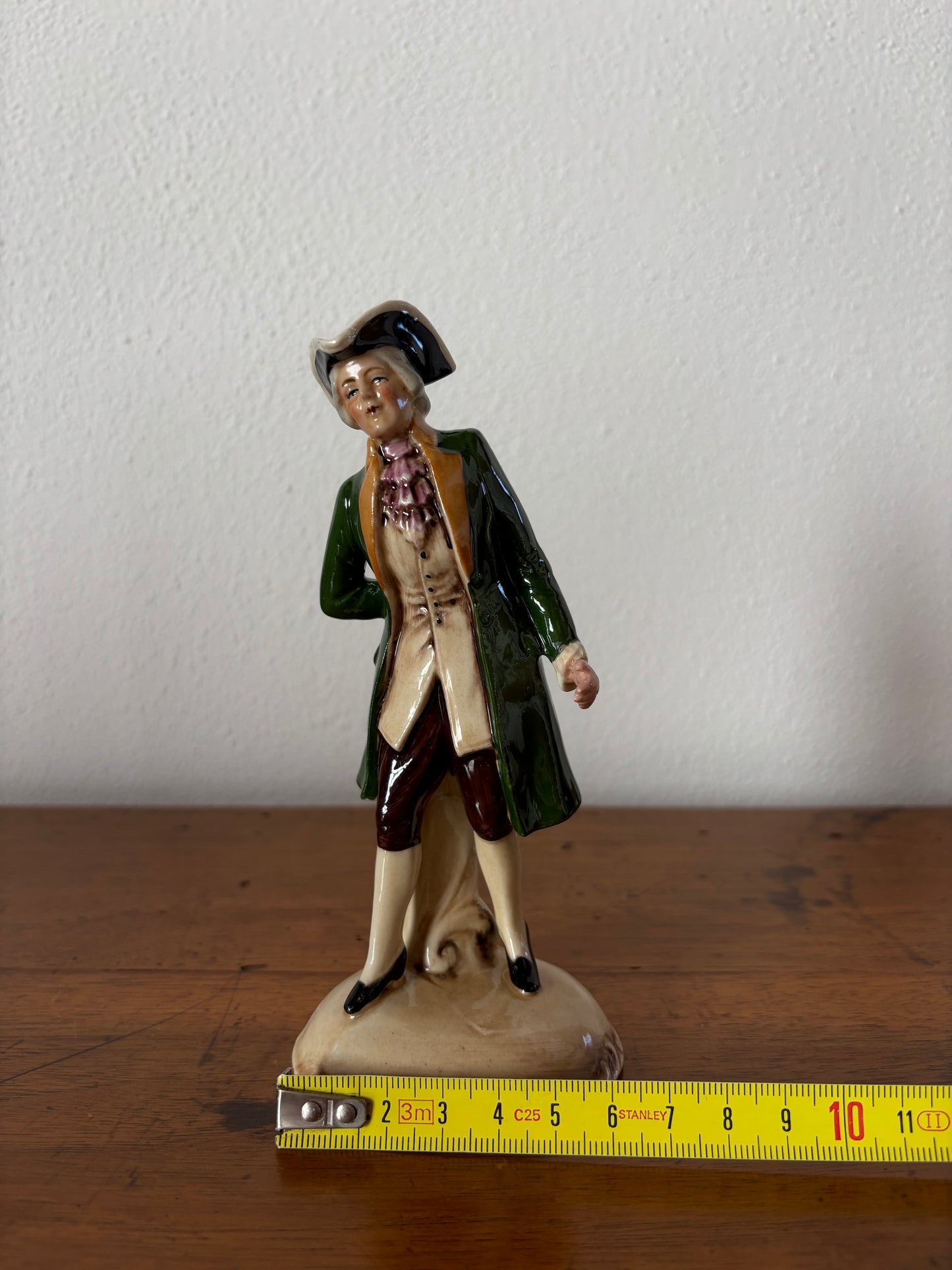 Statuetta in Ceramica del XX Secolo – Eleganza Vintage e Storia da Collezione