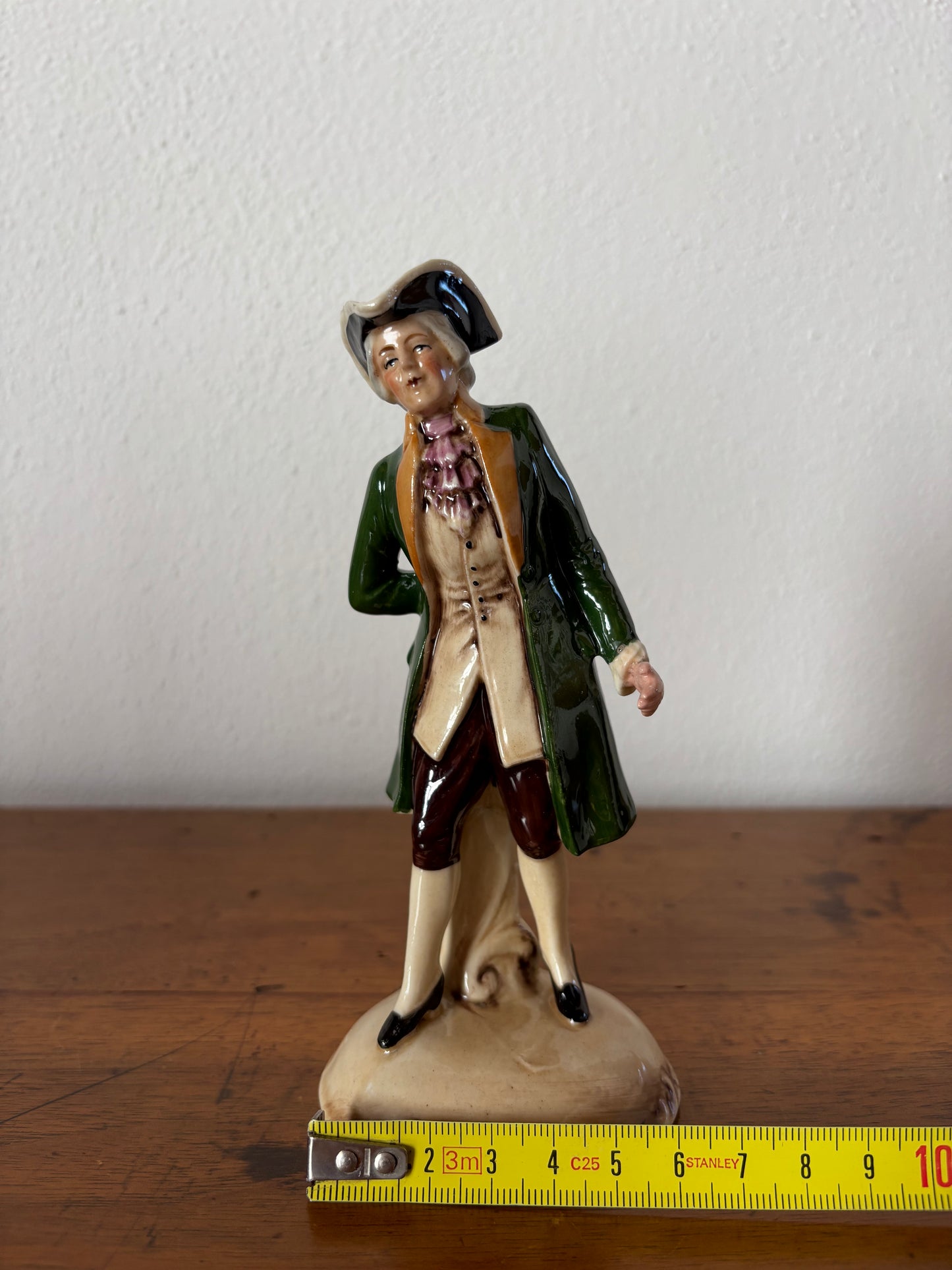 Statuetta in Ceramica del XX Secolo – Eleganza Vintage e Storia da Collezione