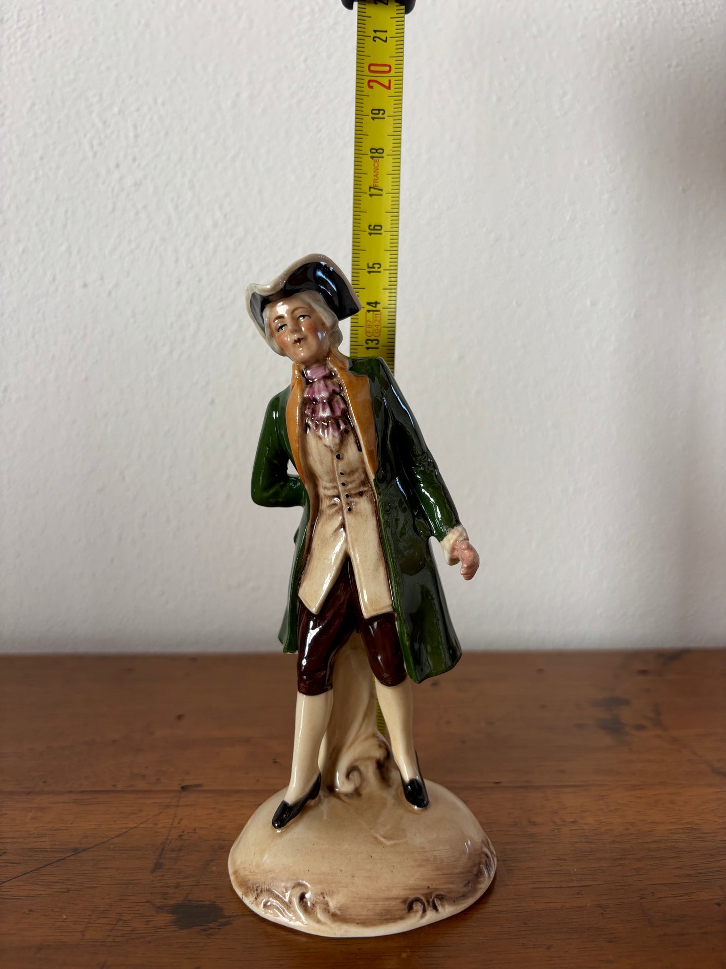 Statuetta in Ceramica del XX Secolo – Eleganza Vintage e Storia da Collezione