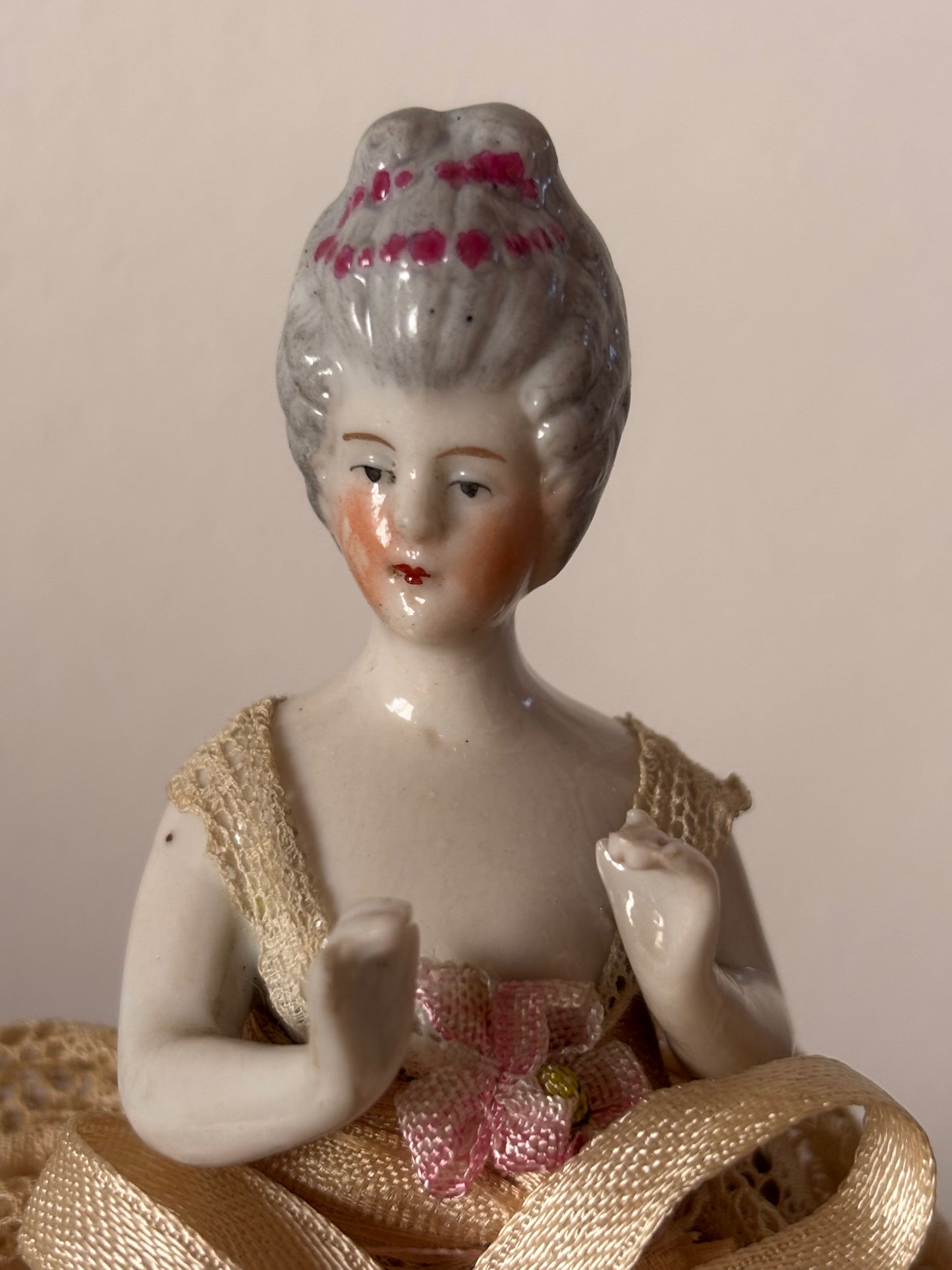 Mezza bambola in ceramica con abito floreale rosa – Stile vintage da collezione