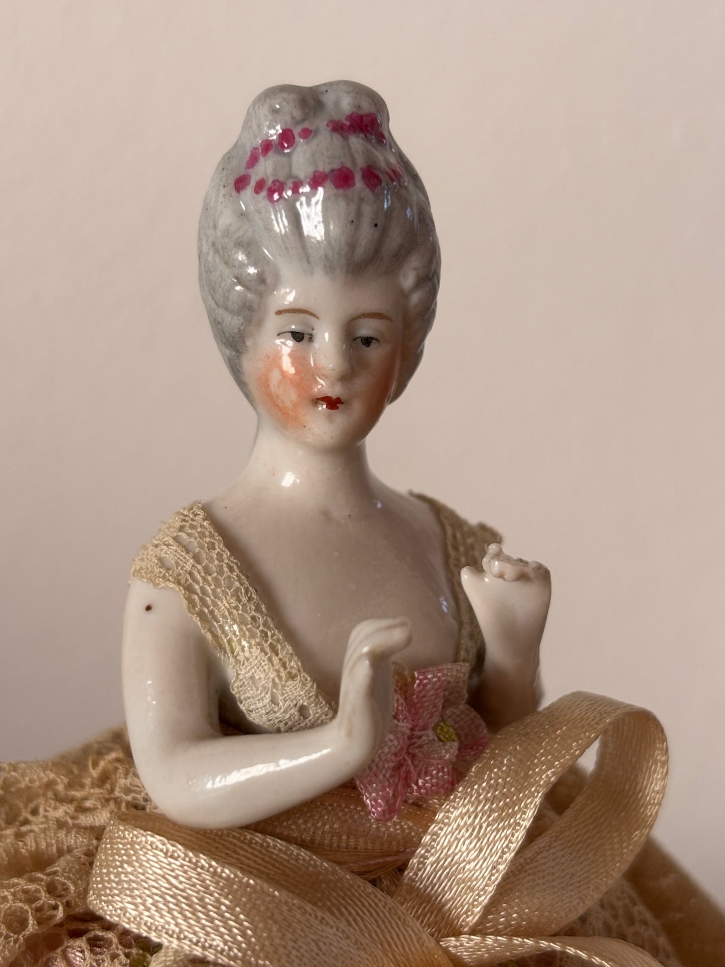 Mezza bambola in ceramica con abito floreale rosa – Stile vintage da collezione