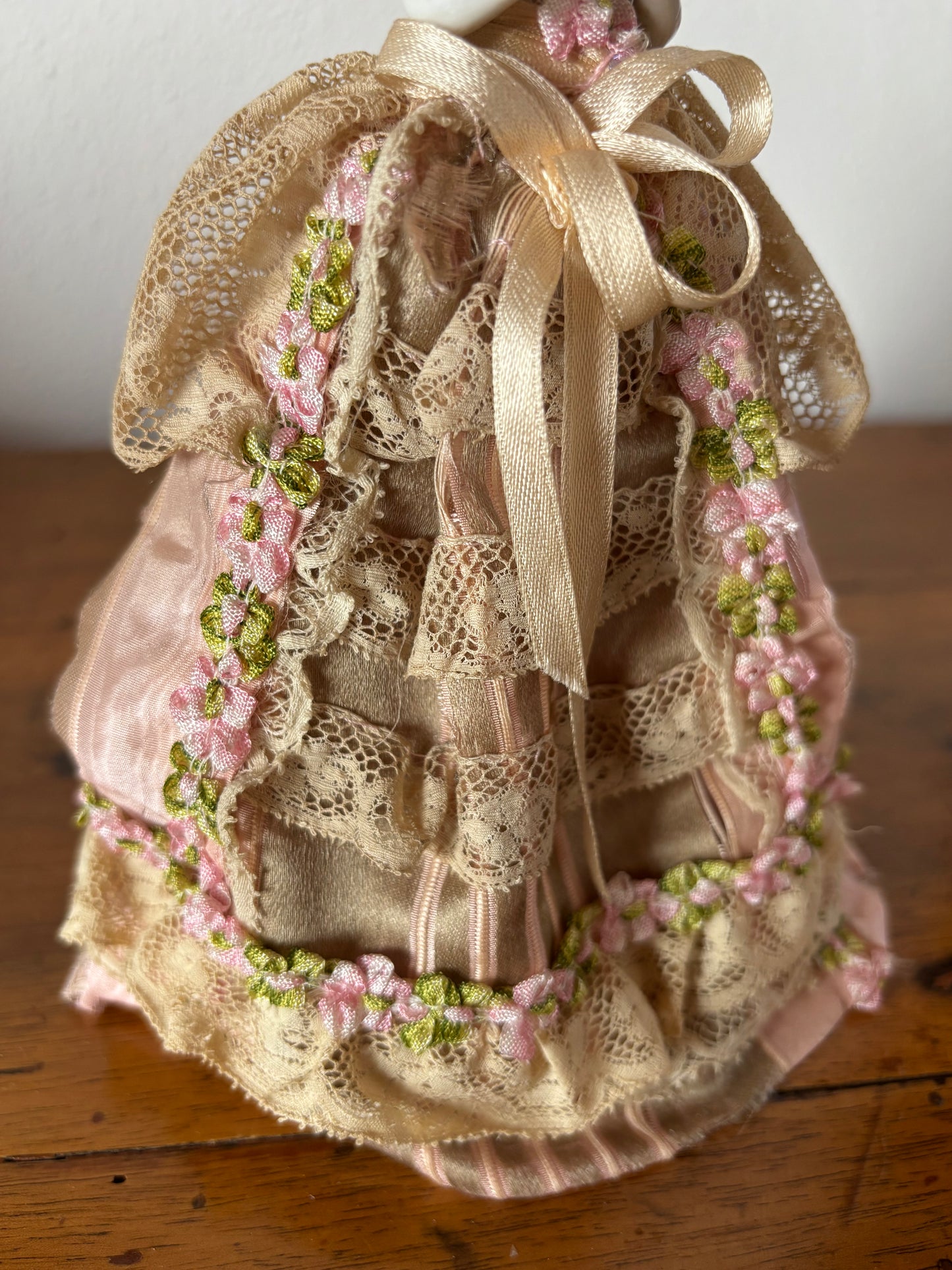 Mezza bambola in ceramica con abito floreale rosa – Stile vintage da collezione