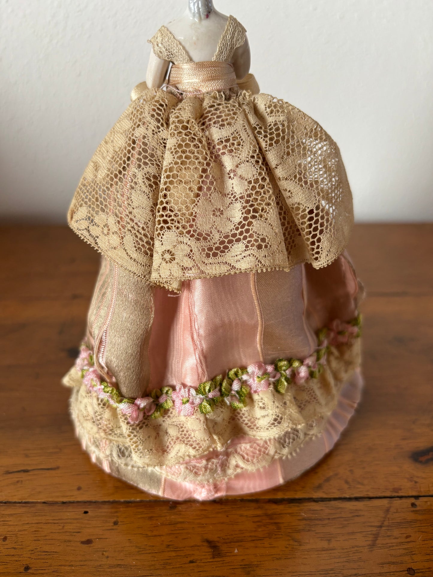 Mezza bambola in ceramica con abito floreale rosa – Stile vintage da collezione