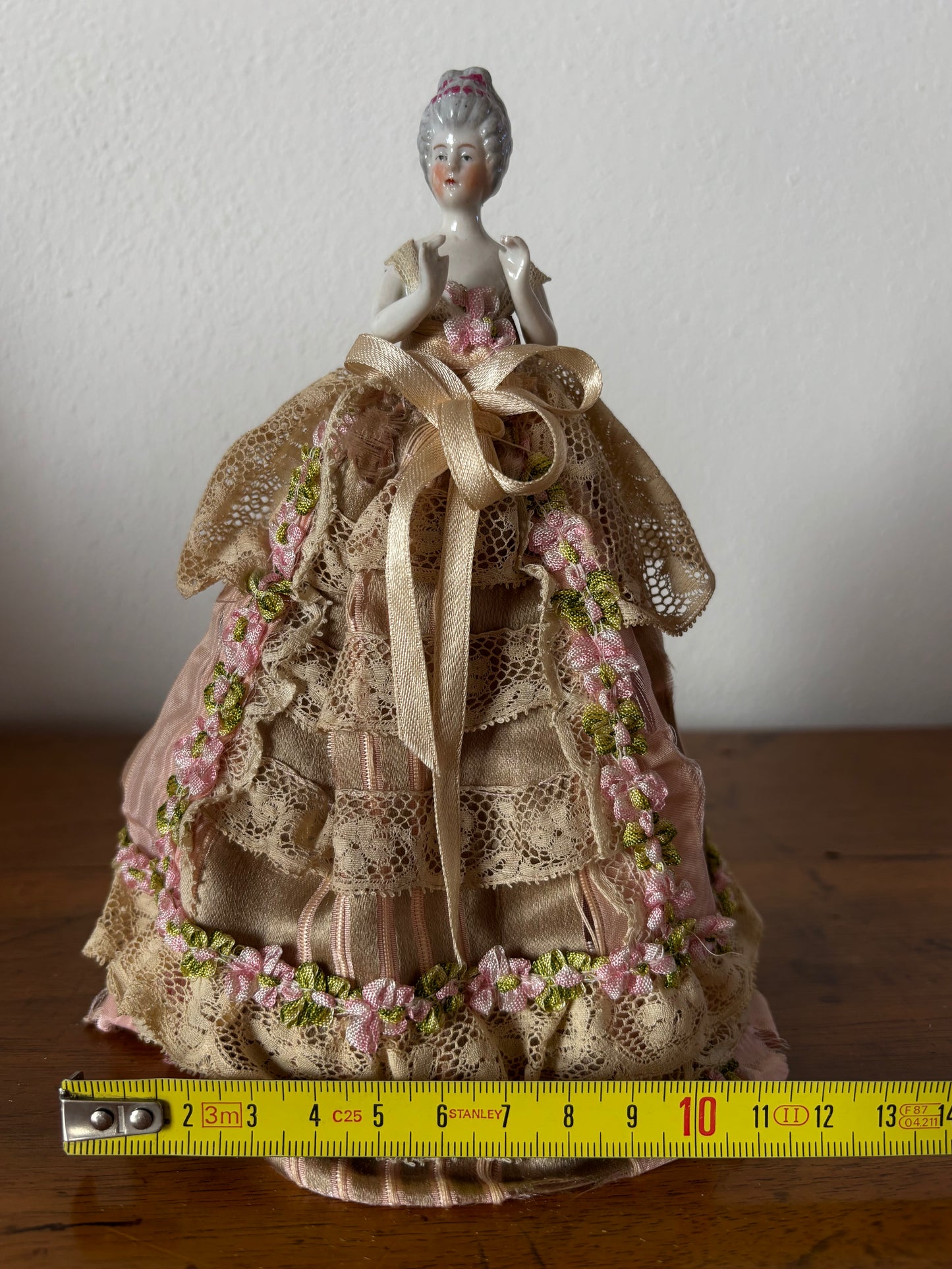 Mezza bambola in ceramica con abito floreale rosa – Stile vintage da collezione