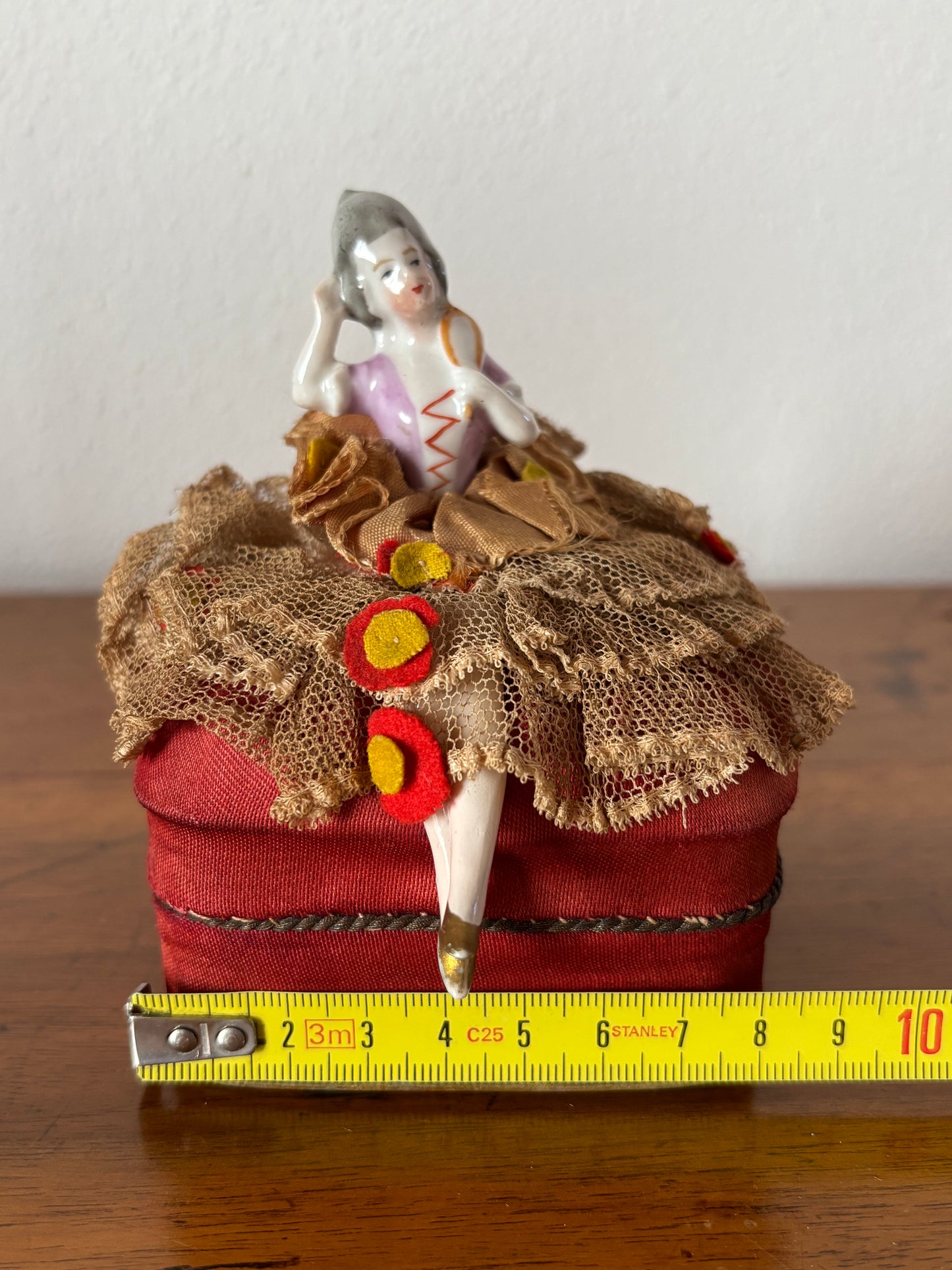 Scatoletta con Mezza Bambola – Collezionismo d’Epoca e Eleganza Vintage (Prima metà del '900)